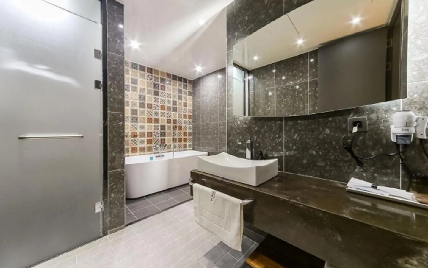 Shower in HOTEL YUNA Business