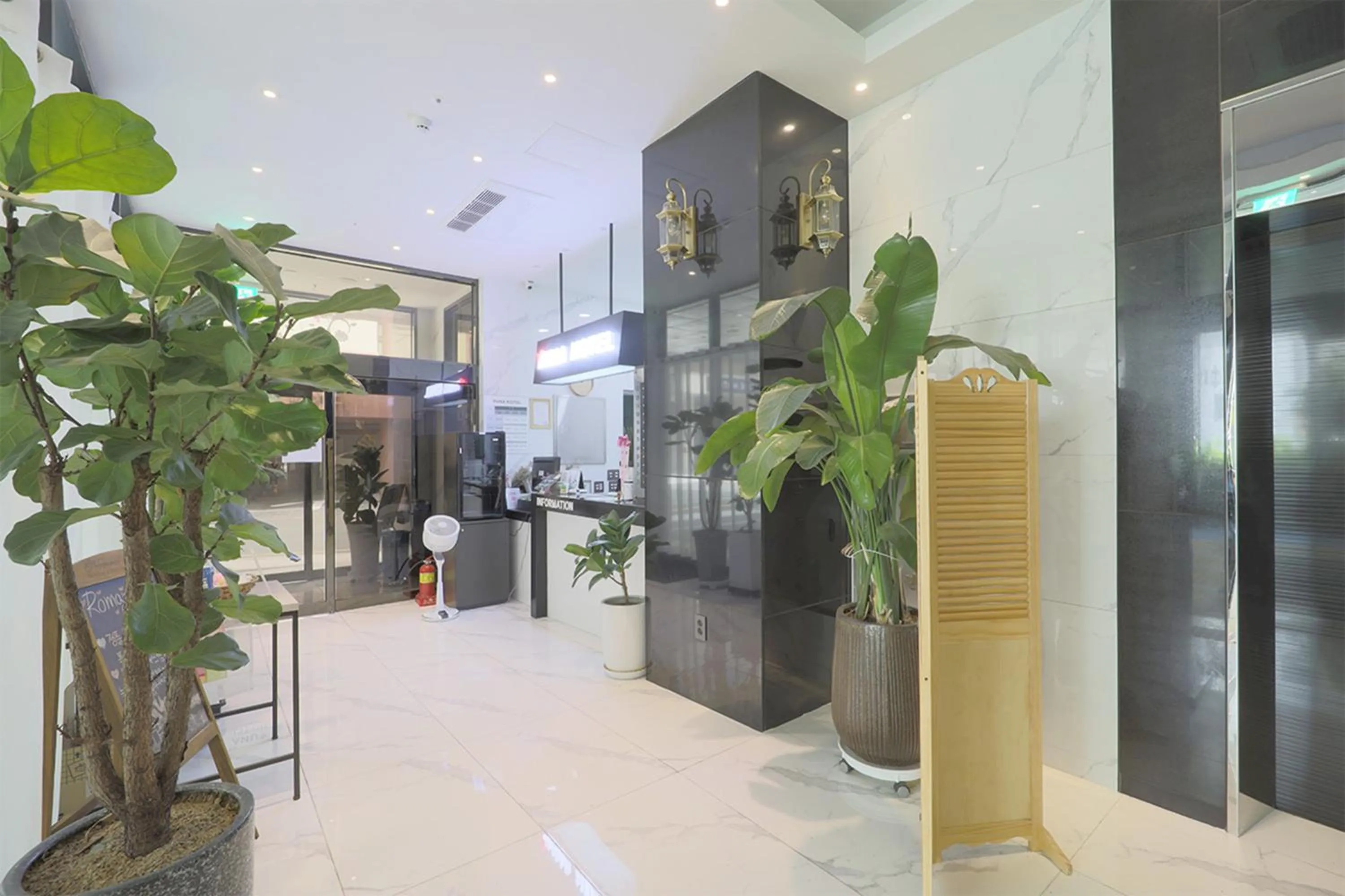 Lobby or reception in HOTEL YUNA Business