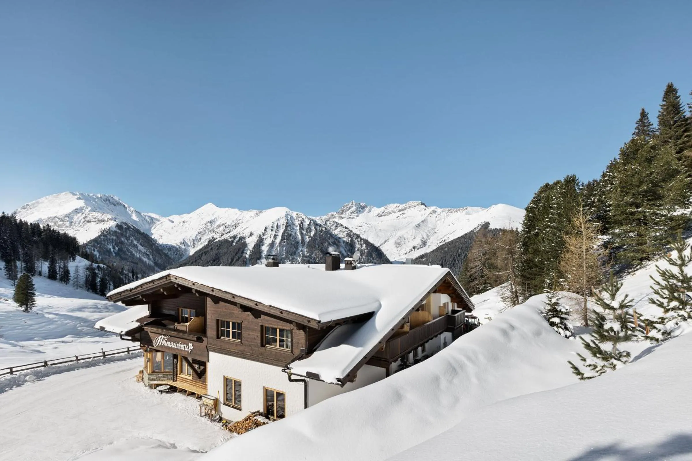 Property building in Berggasthaus Höllensteinhütte