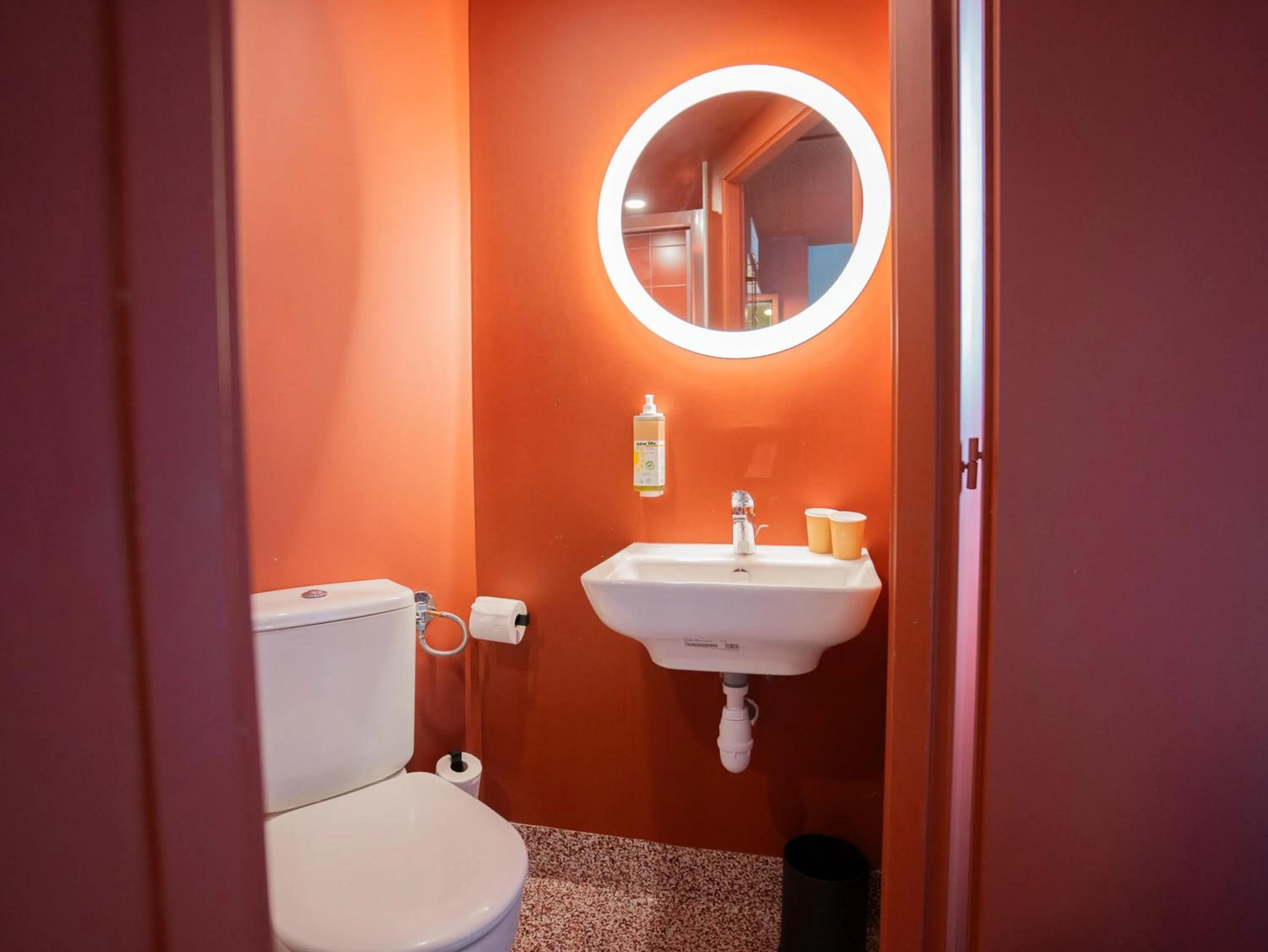 Toilet in Greet hôtel Montpellier Aéroport Parc des Expos