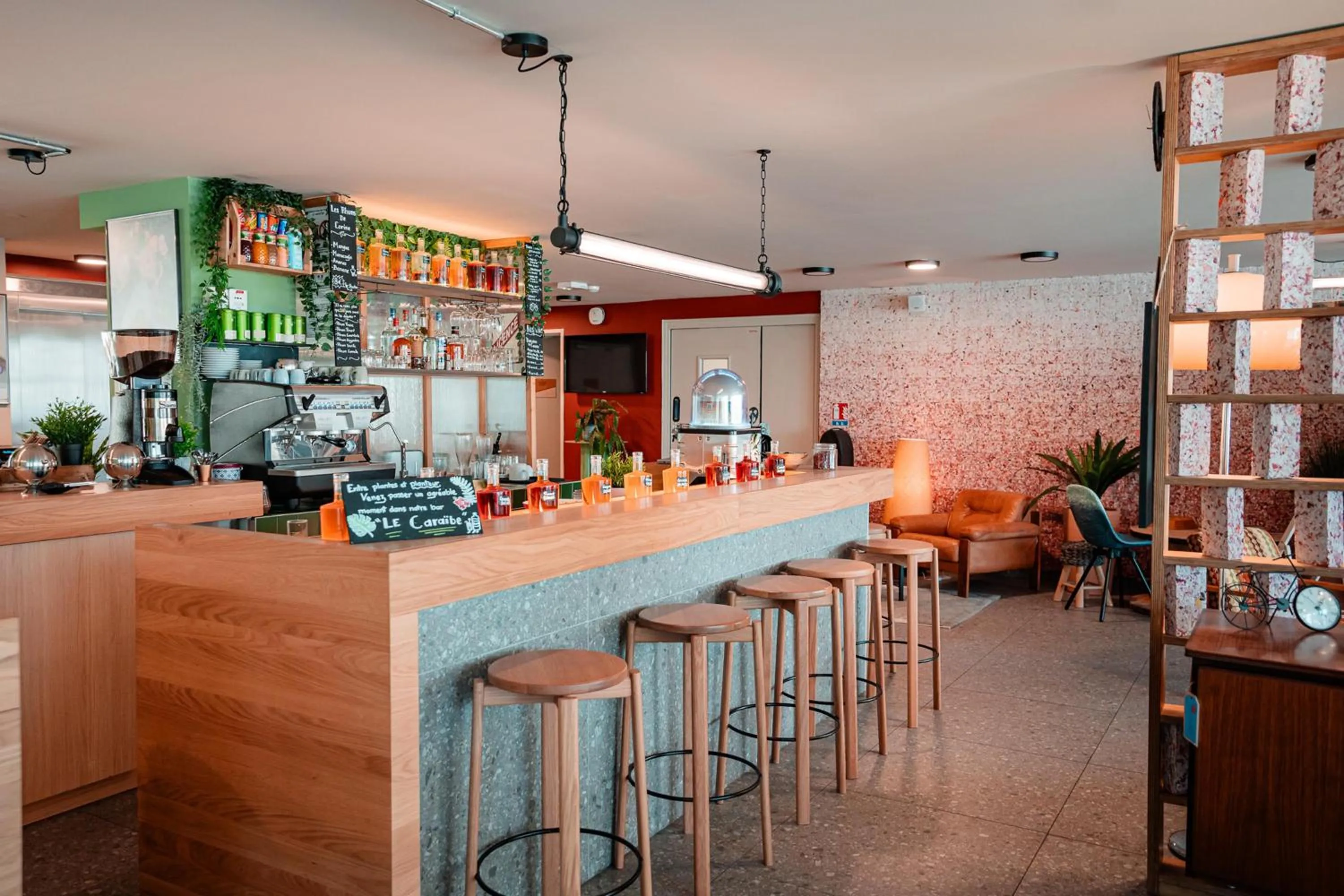 Lounge or bar in Greet hôtel Montpellier Aéroport Parc des Expos