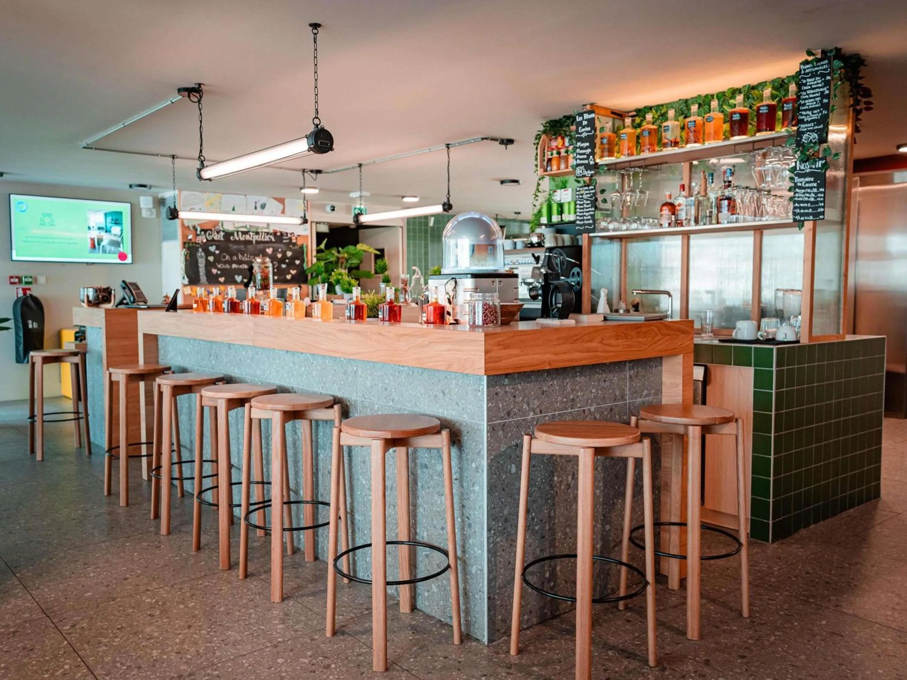 Lounge or bar in Greet hôtel Montpellier Aéroport Parc des Expos