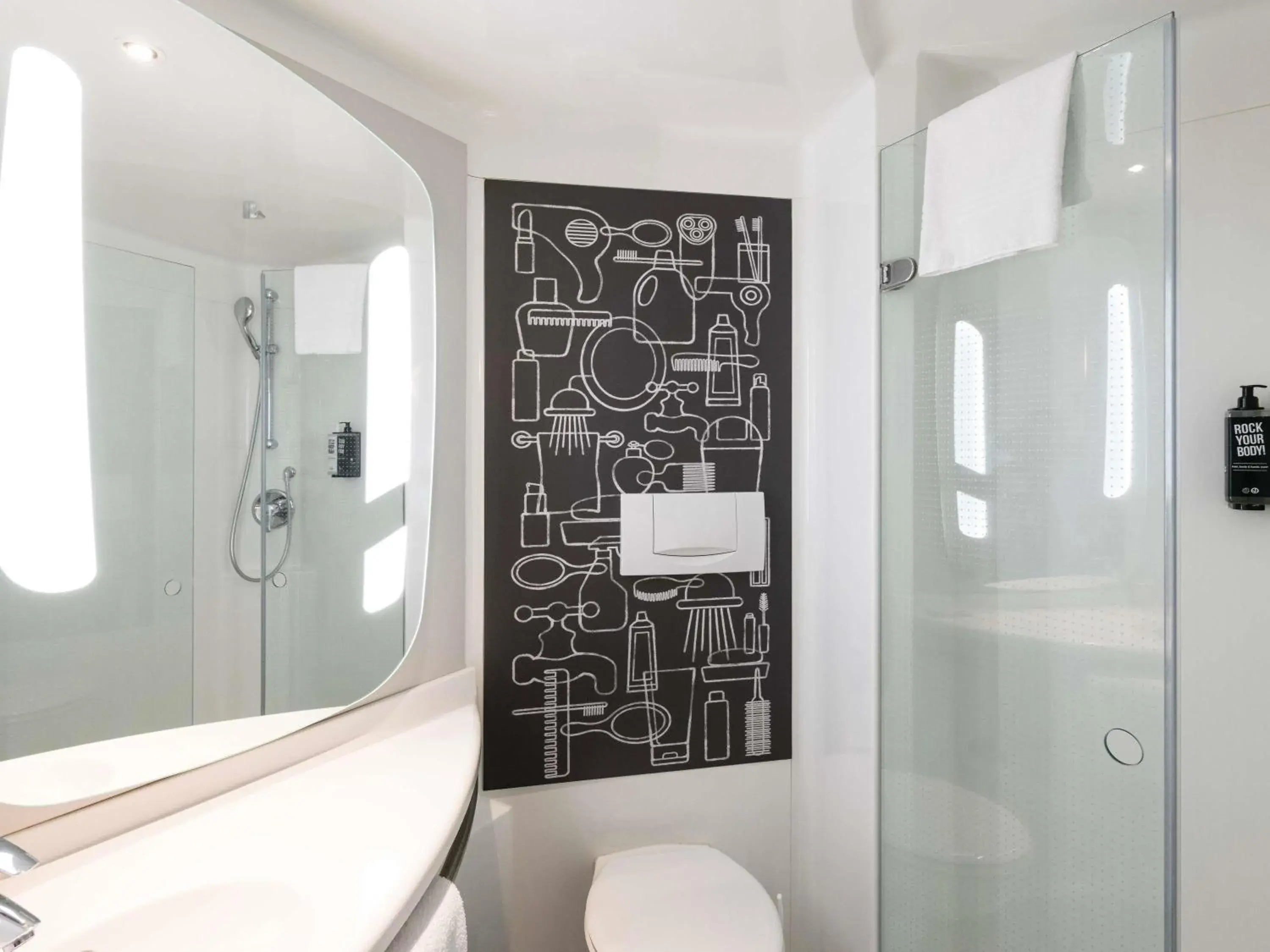 Standard Room with 1 Double and 1 Single Bed in Hotel ibis Rennes Centre Gare Sud Standard Room with 1 Double and 1 Single Bed in Hotel ibis Rennes Centre Gare Sud