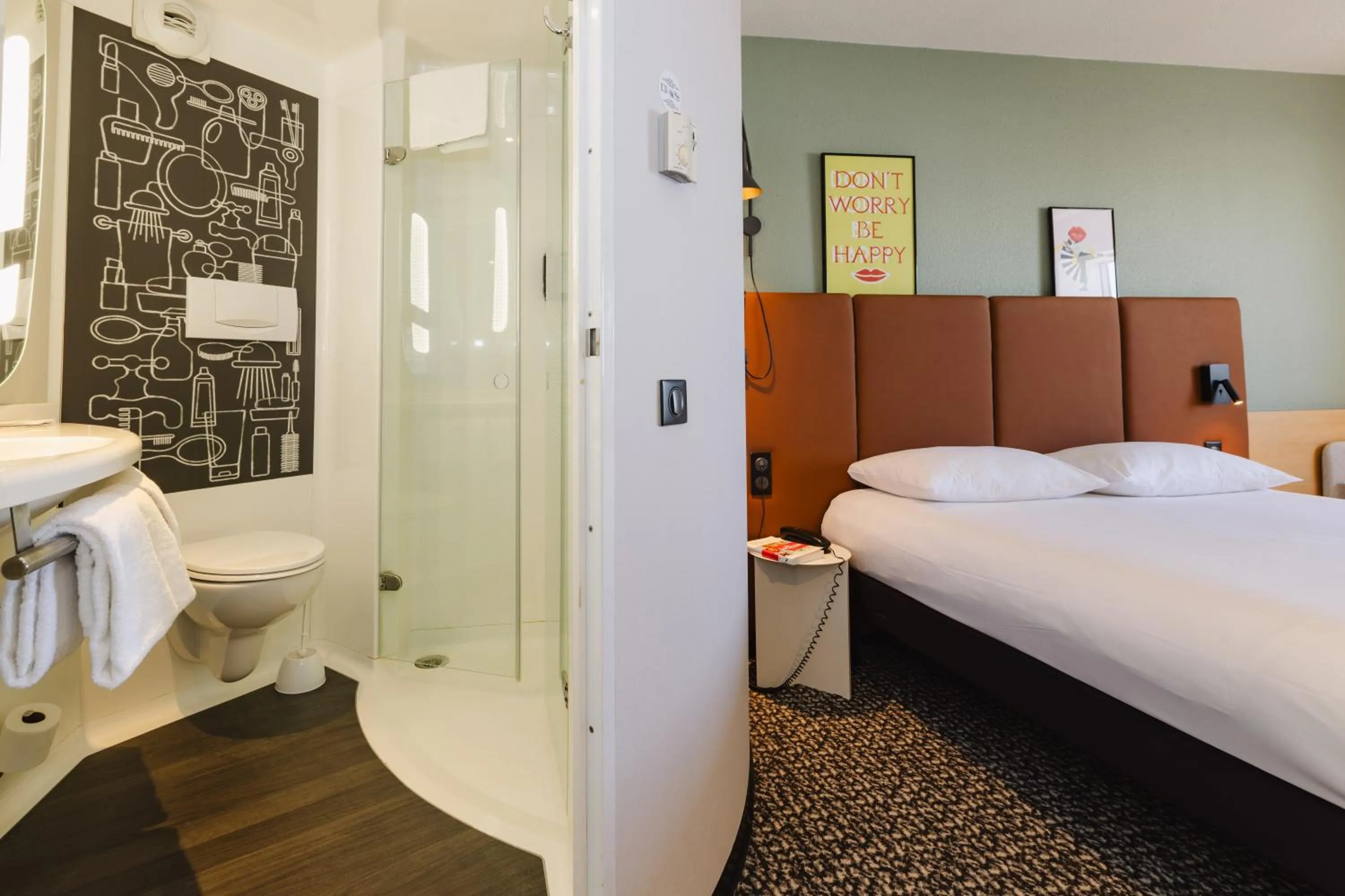 Shower, Bed in Hotel ibis Rennes Centre Gare Sud