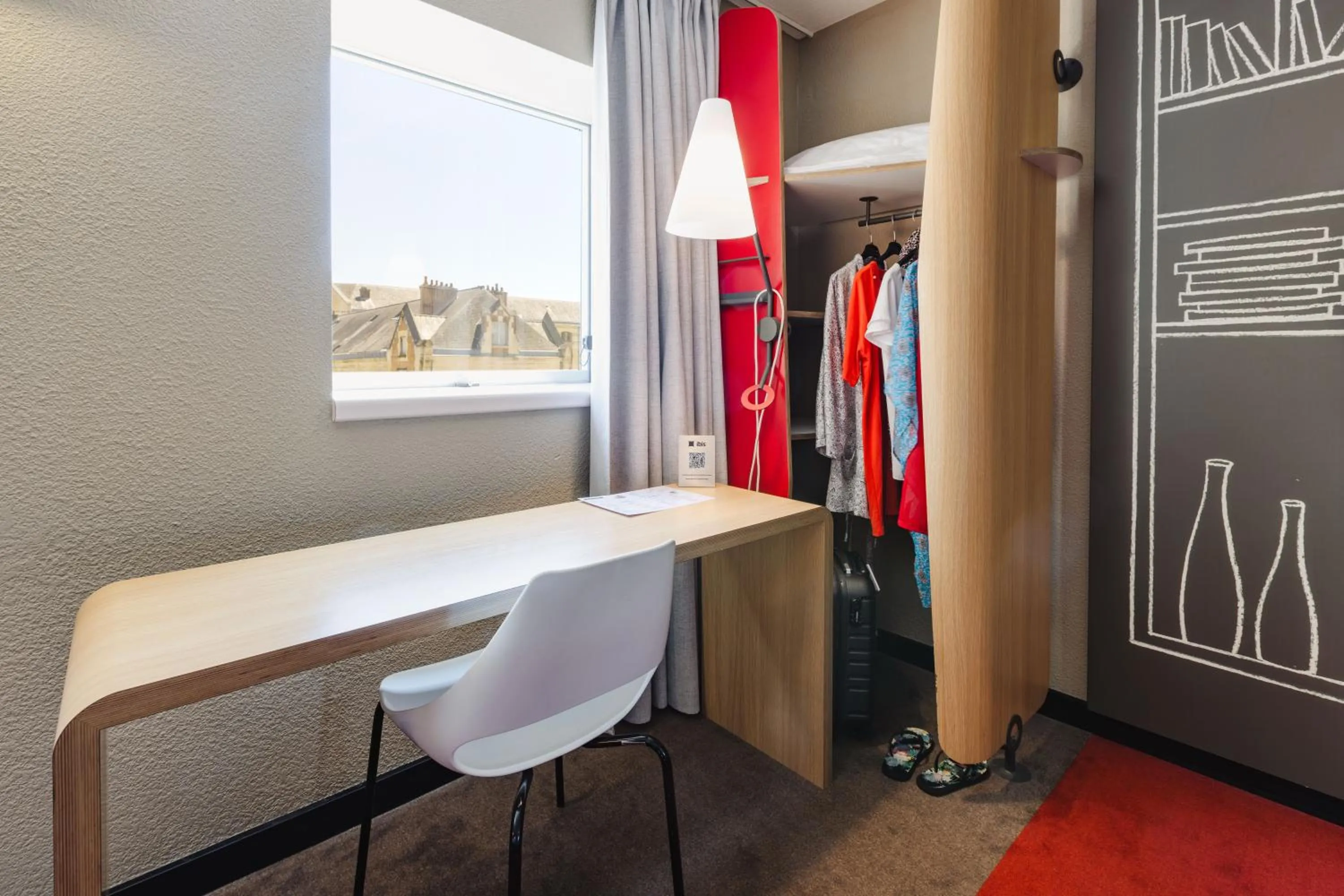 wardrobe in Hotel ibis Rennes Centre Gare Sud