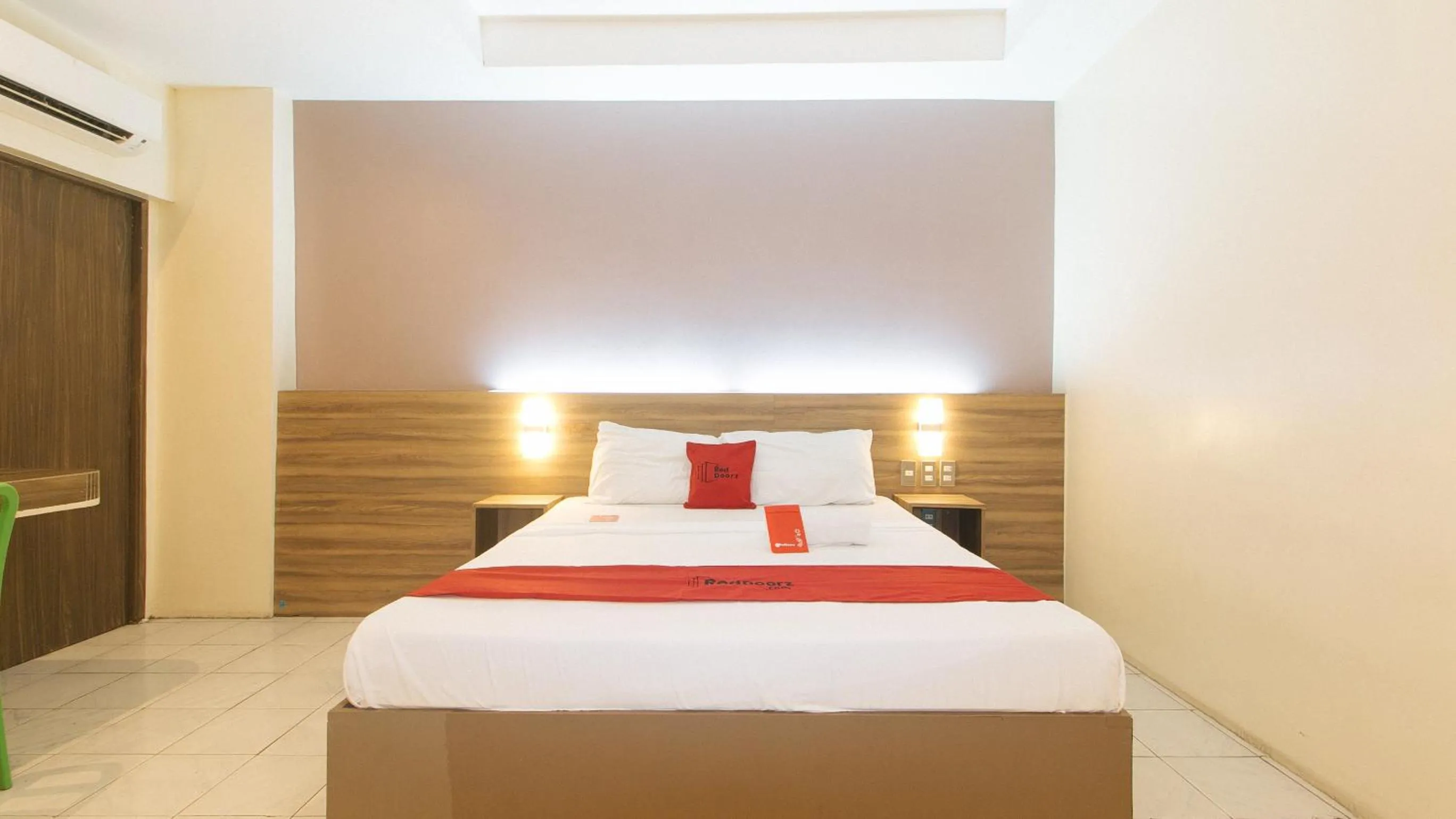 Bed in RedDoorz at V Plaza Hotel Manila