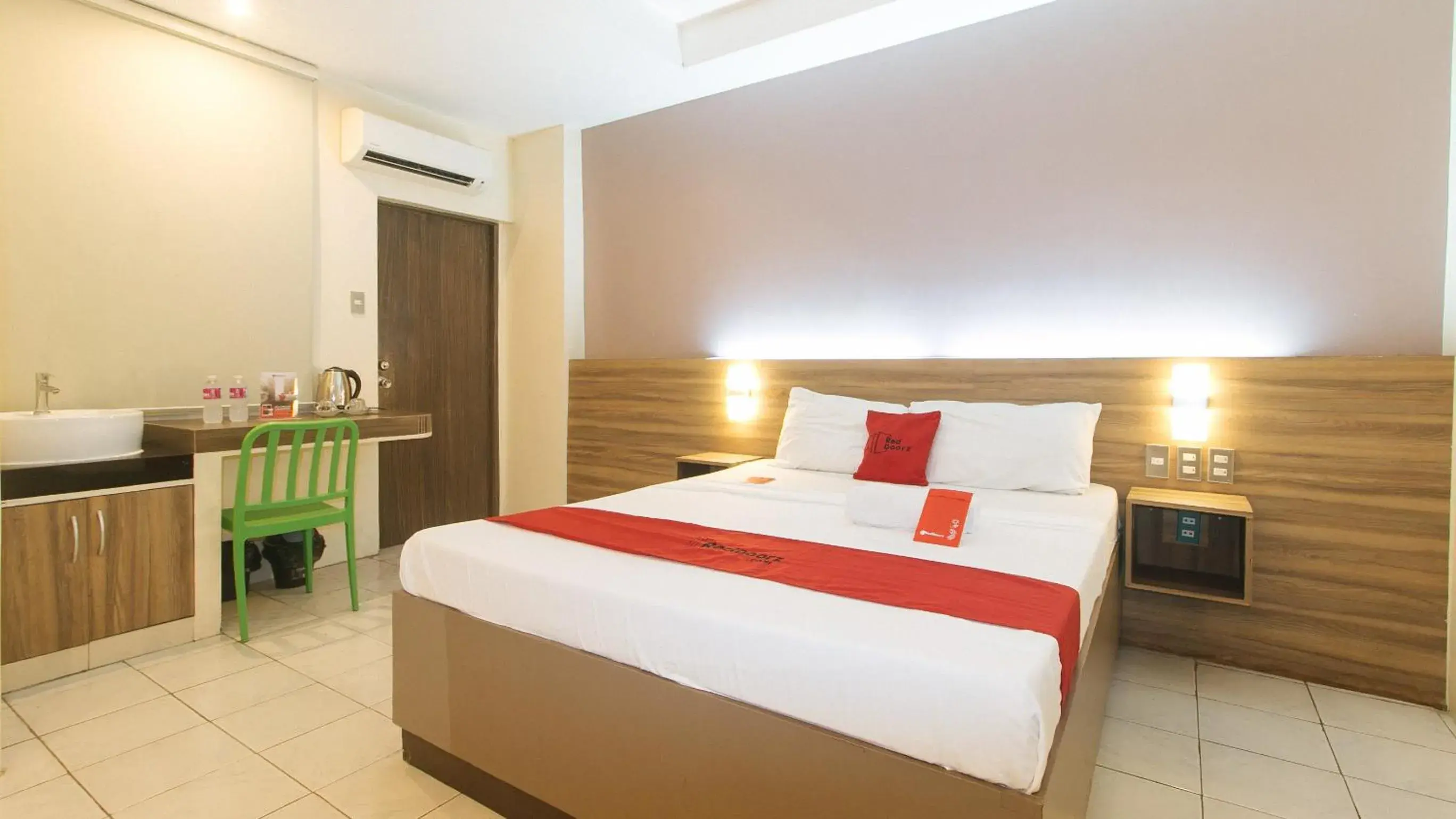 Deluxe Room in RedDoorz at V Plaza Hotel Manila Deluxe Room in RedDoorz at V Plaza Hotel Manila