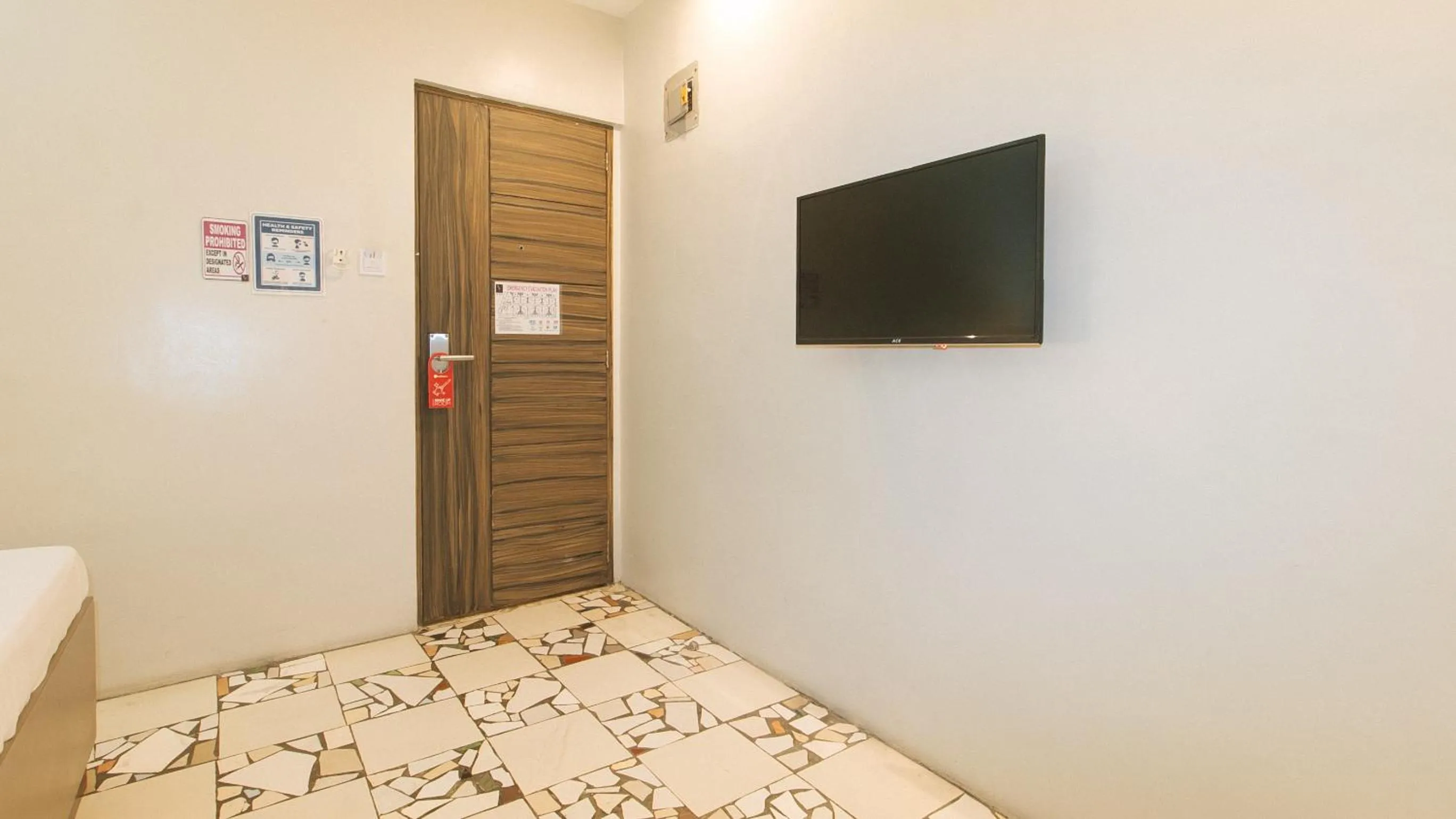 TV and multimedia, Bed in RedDoorz at V Plaza Hotel Manila