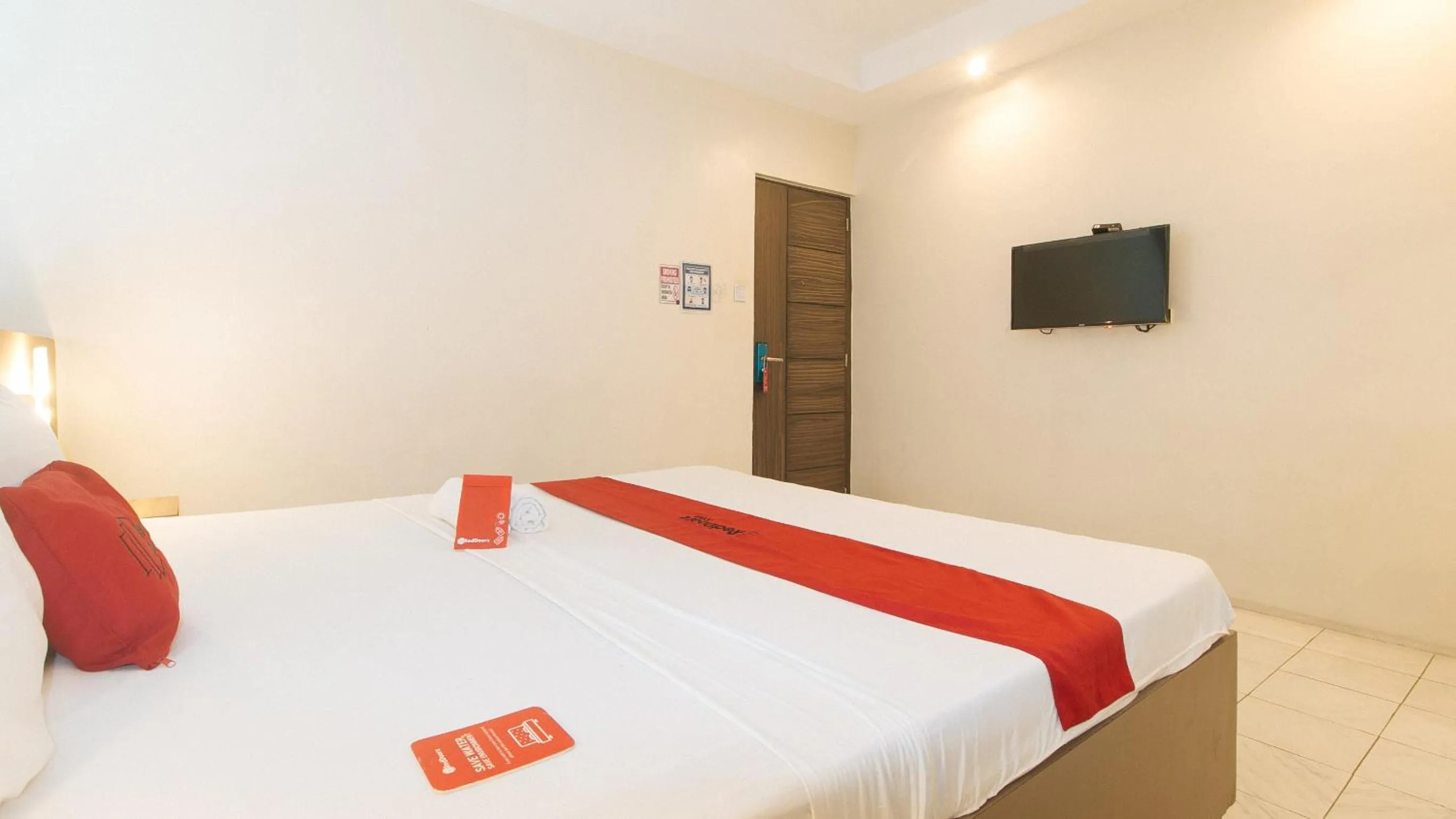 TV and multimedia, Bed in RedDoorz at V Plaza Hotel Manila