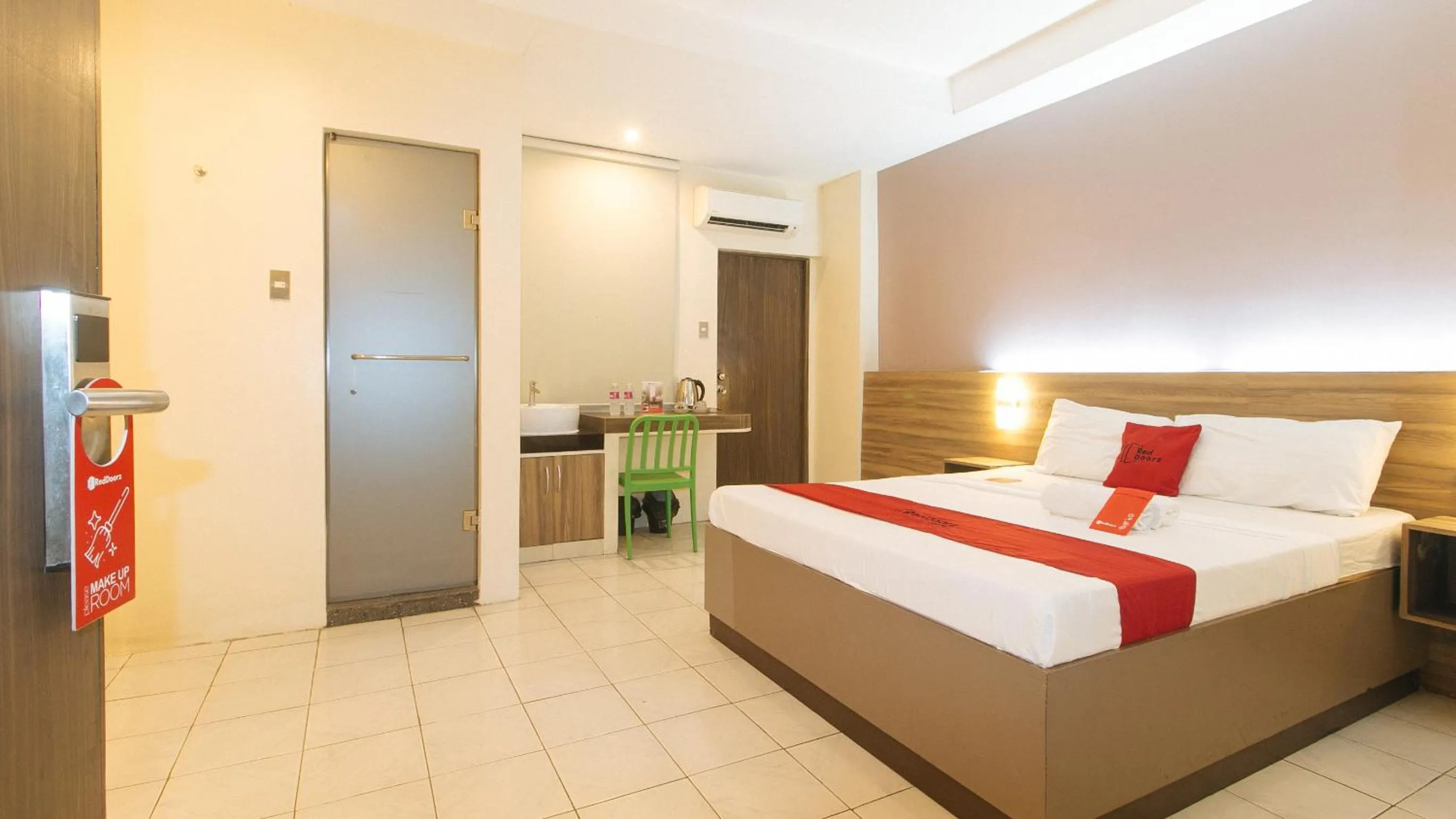 Bed in RedDoorz at V Plaza Hotel Manila