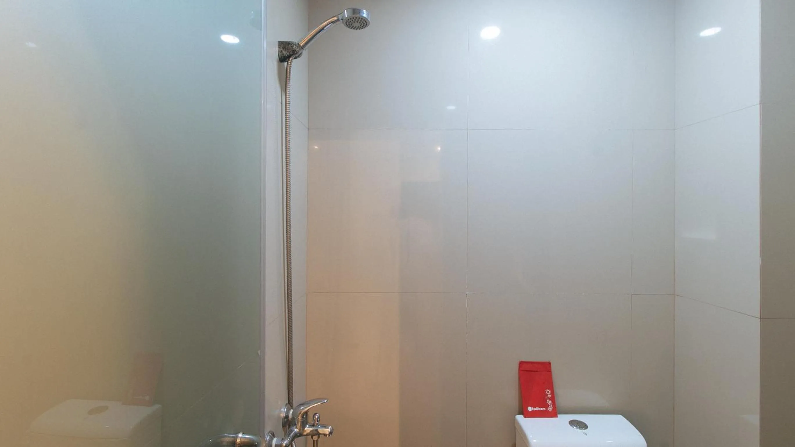 Shower in RedDoorz at V Plaza Hotel Manila