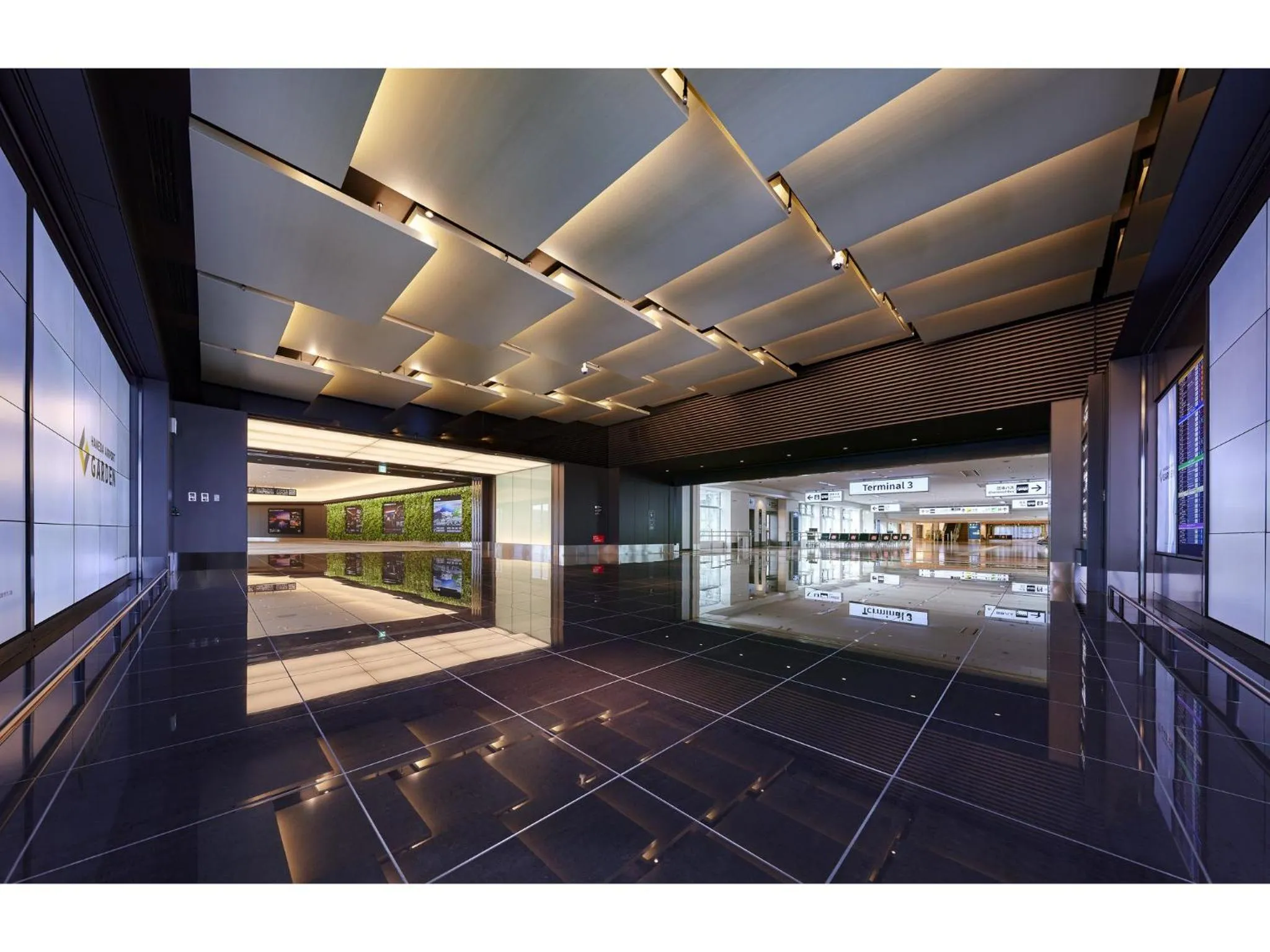 Facade/entrance, Bed in Villa Fontaine Grand Haneda Airport