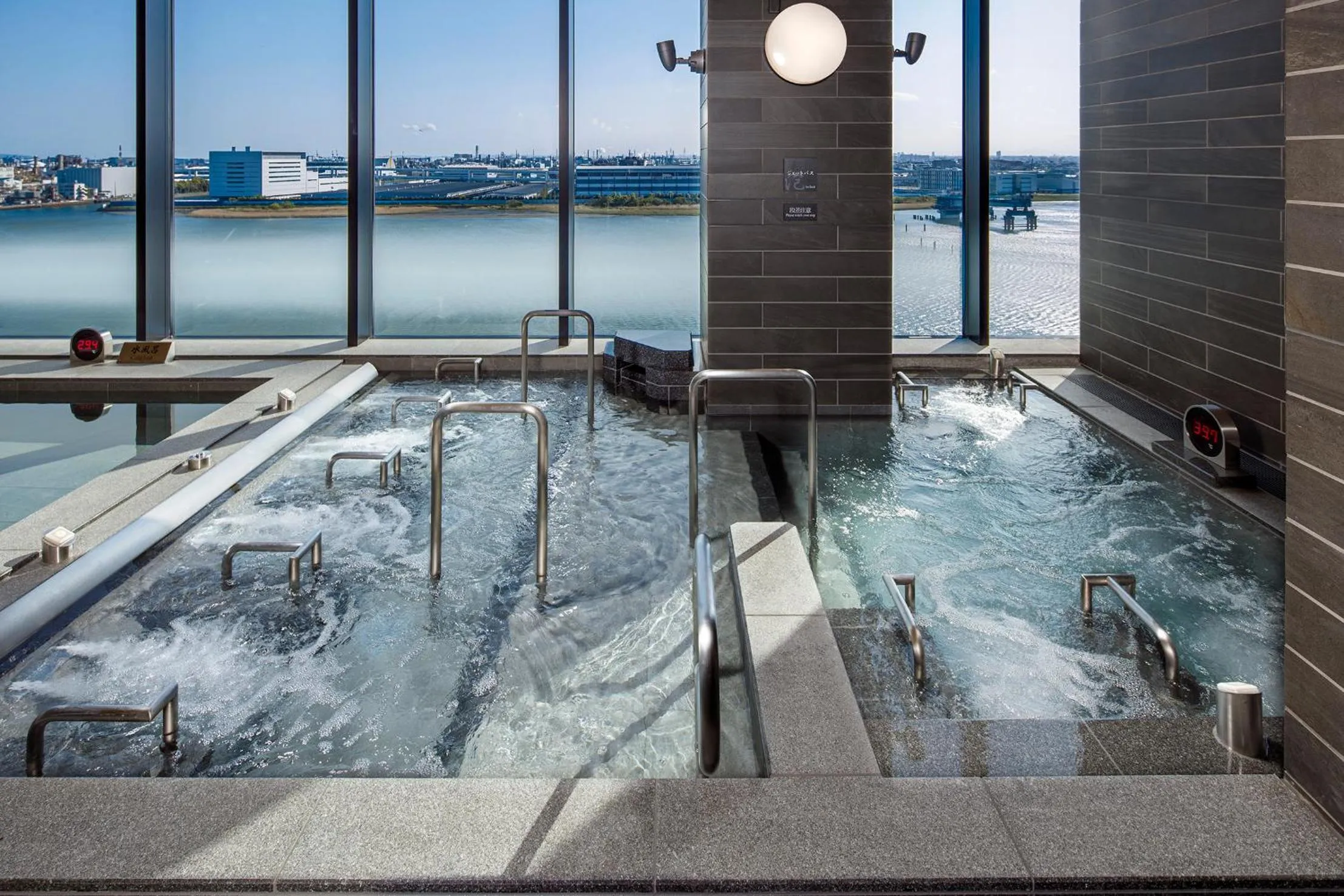 Hot Spring Bath in Villa Fontaine Grand Haneda Airport