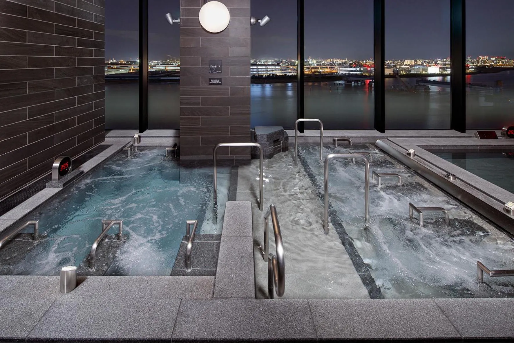 Hot Spring Bath in Villa Fontaine Grand Haneda Airport