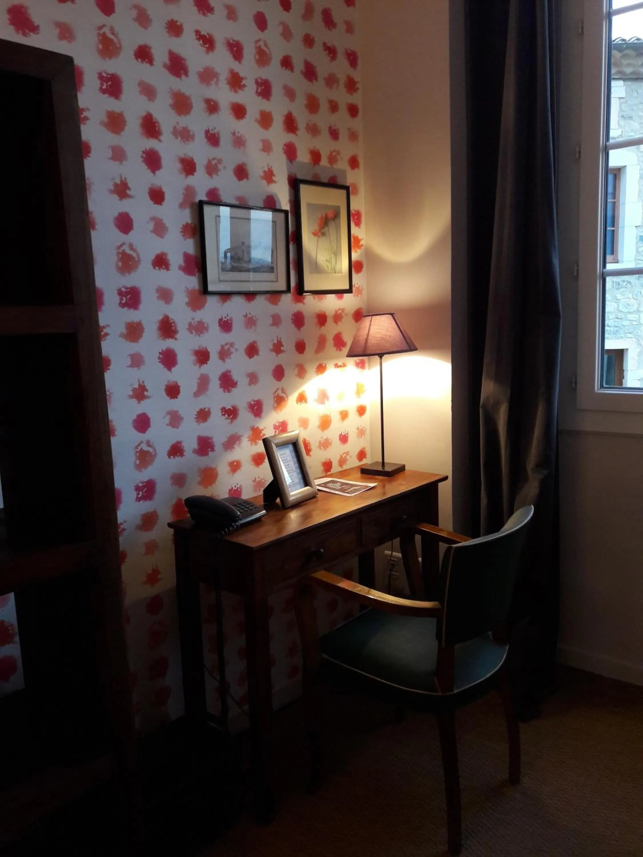 Seating area in Hôtel de Mirmande