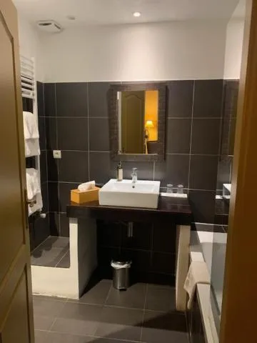 Bathroom in Hôtel de Mirmande