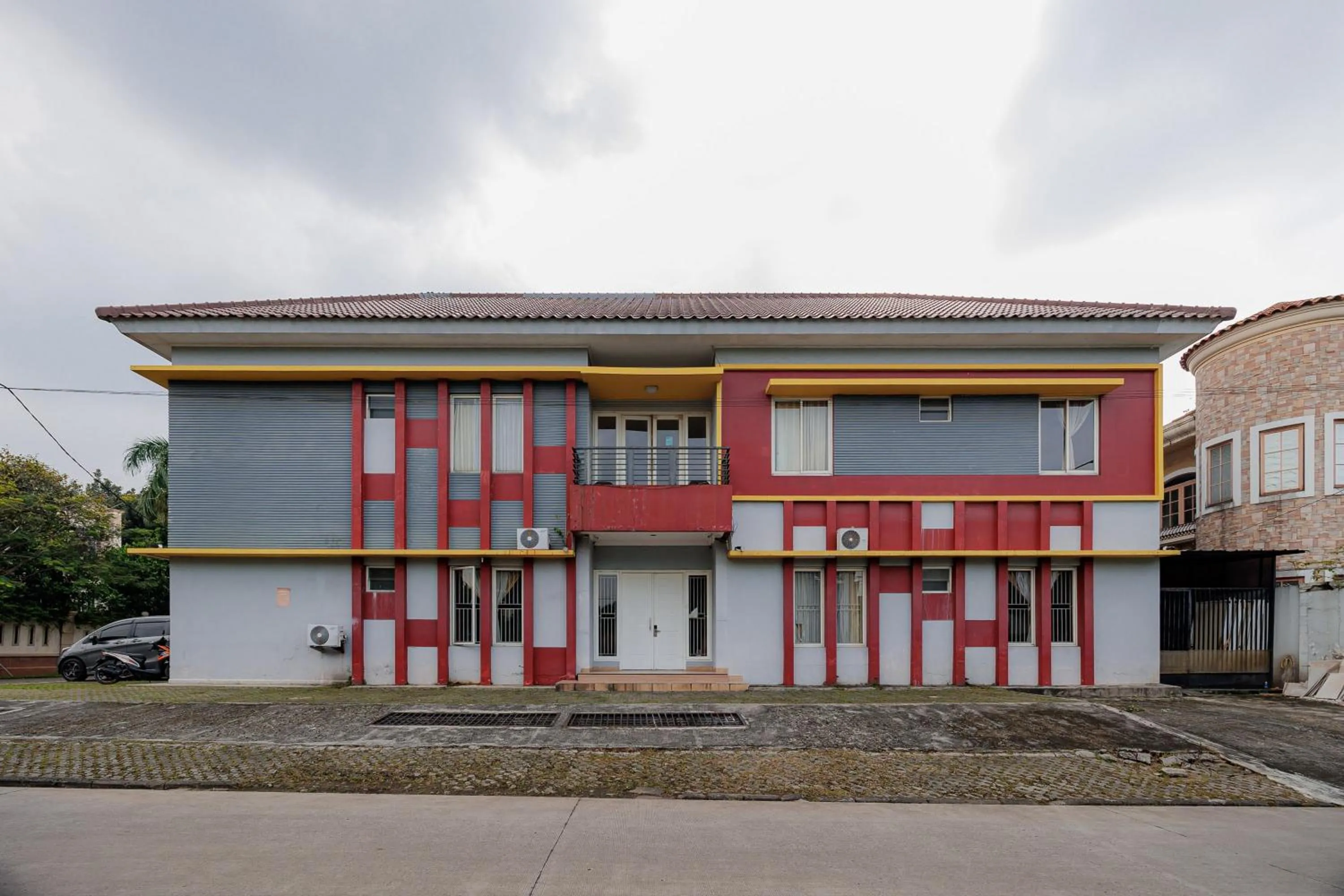 Facade/entrance in RedDoorz near Siloam Karawaci 3