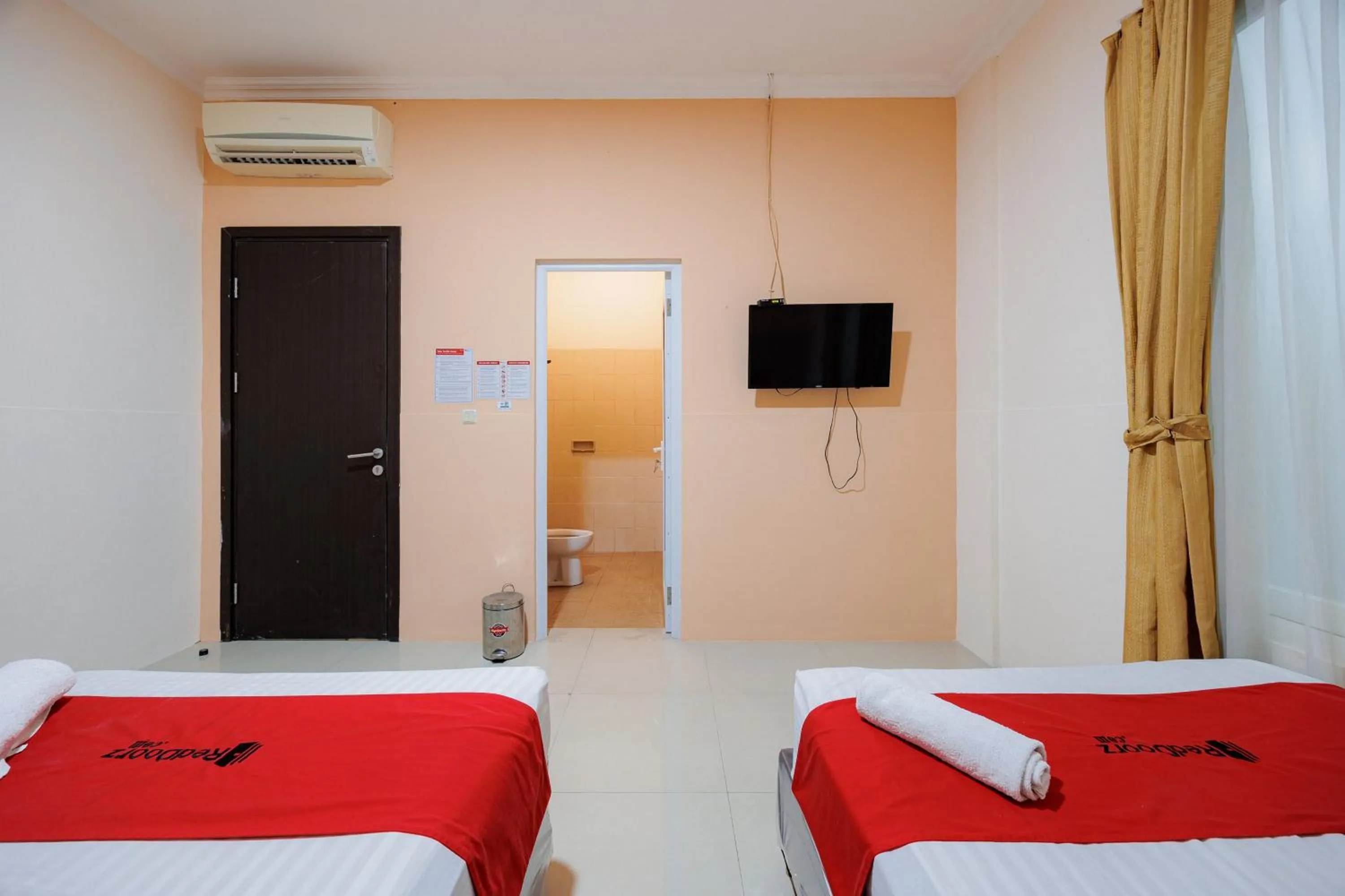 Bedroom, Bed in RedDoorz near Siloam Karawaci 3