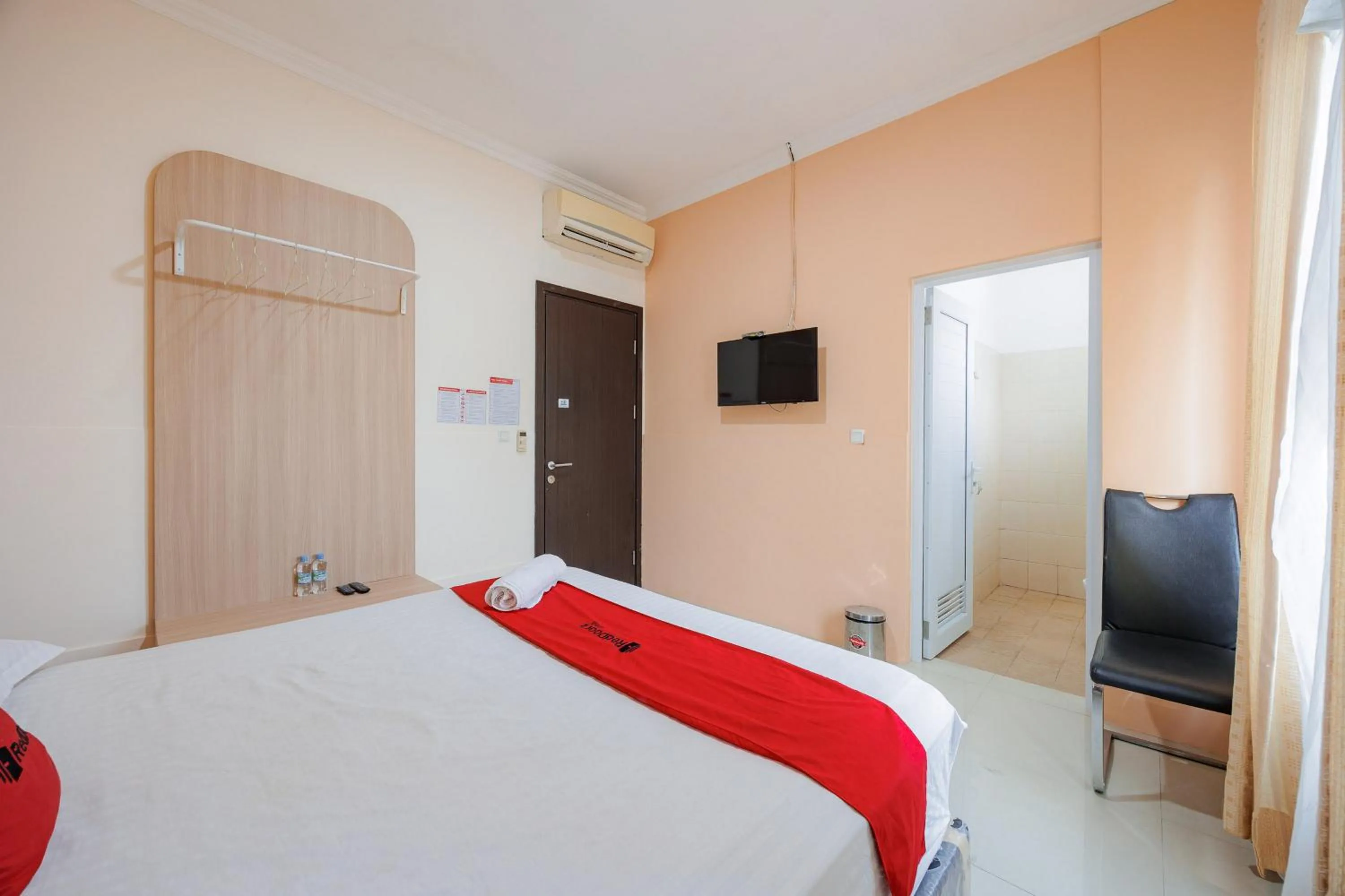 Bedroom, Bed in RedDoorz near Siloam Karawaci 3