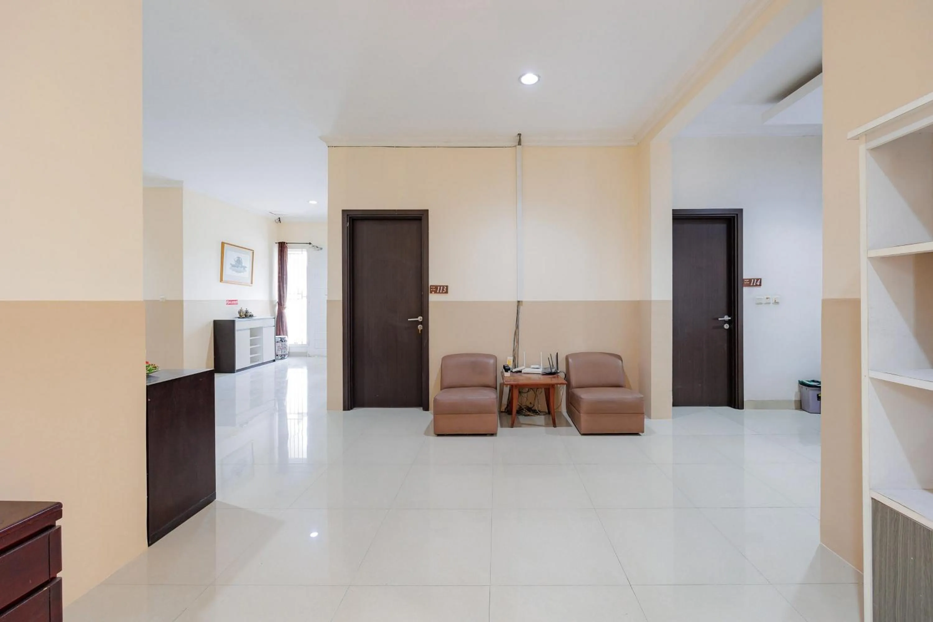 Seating area in RedDoorz near Siloam Karawaci 3