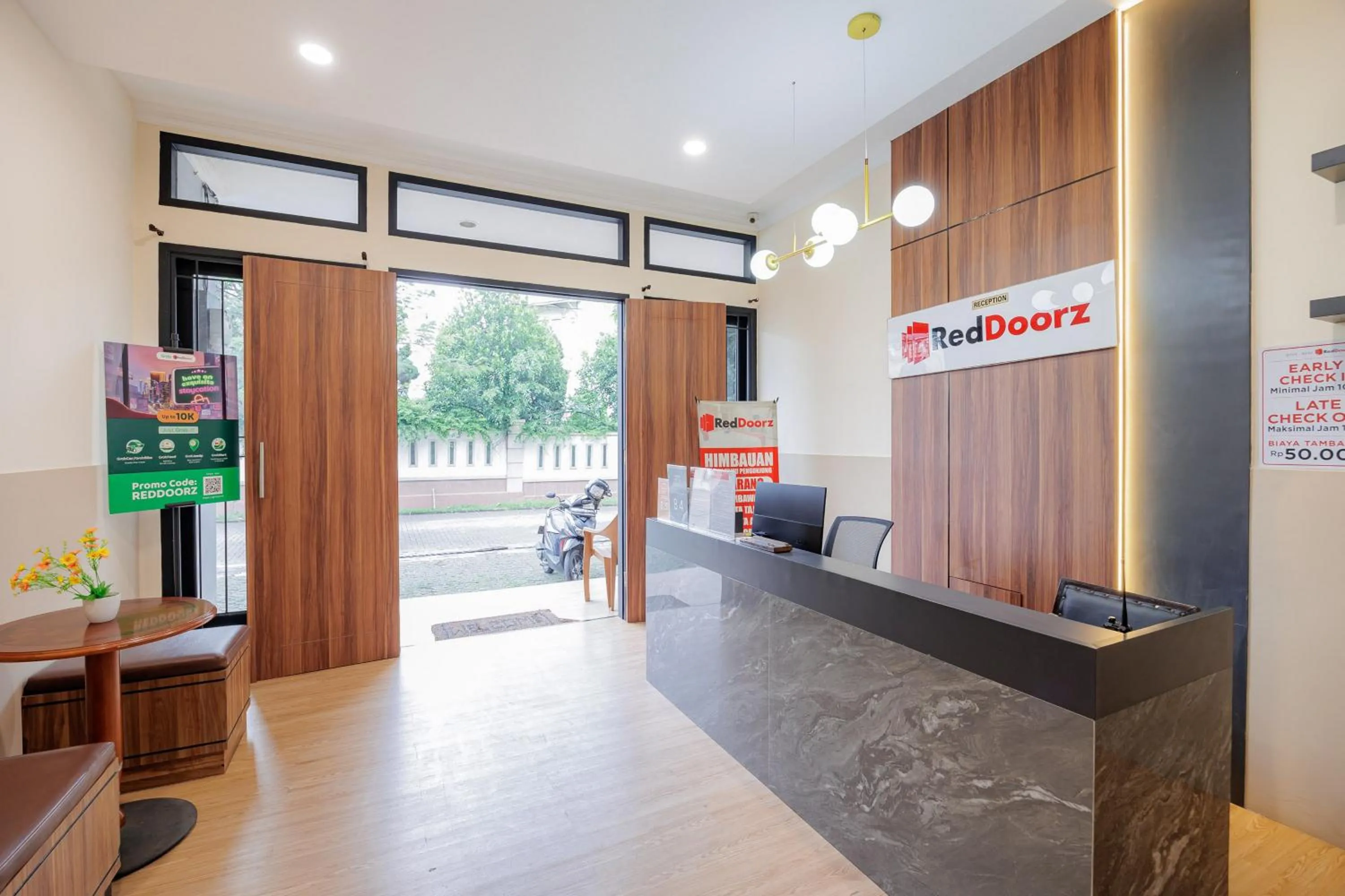 Lobby or reception in RedDoorz near Siloam Karawaci 3