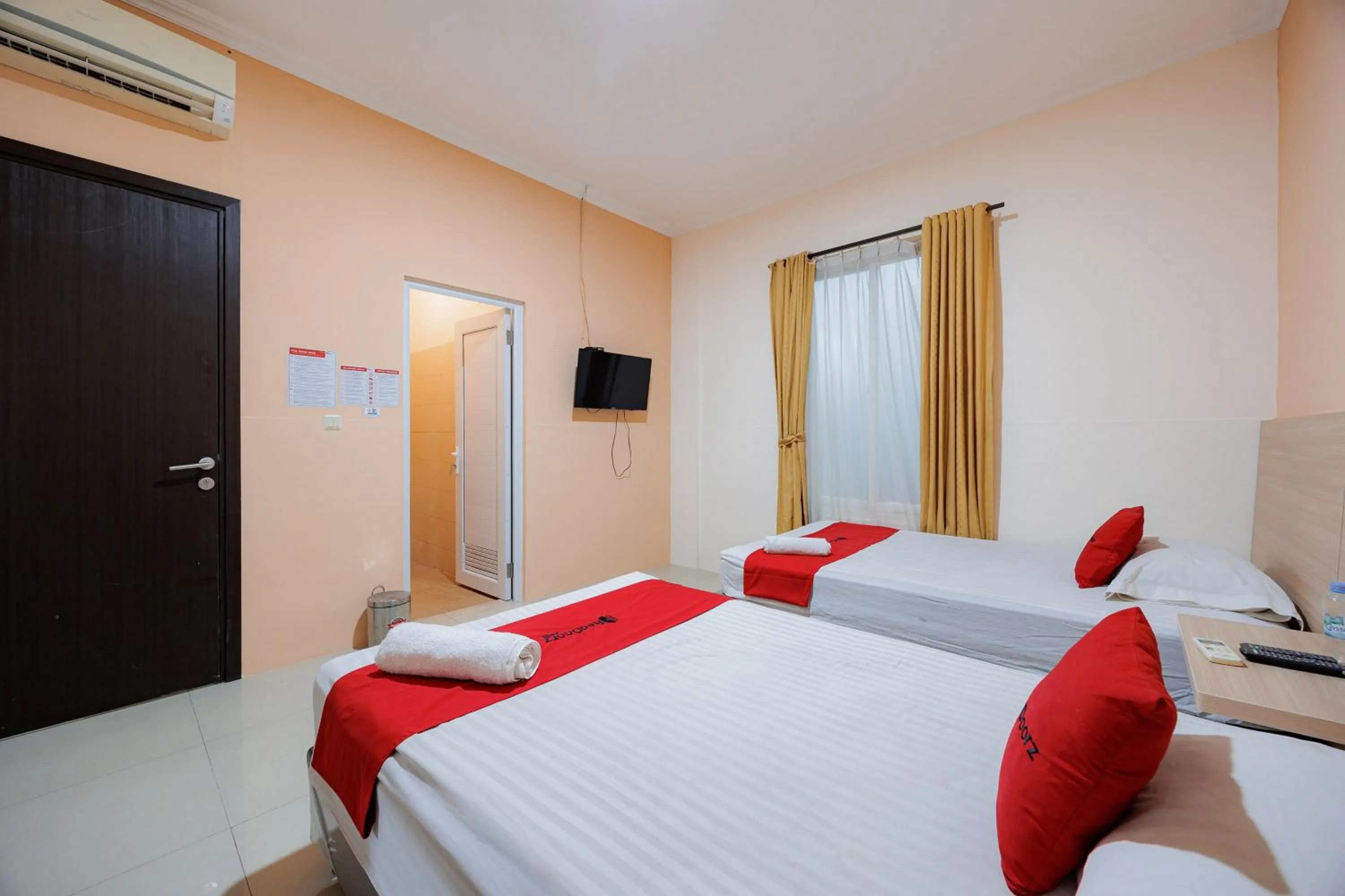 Bedroom, Bed in RedDoorz near Siloam Karawaci 3