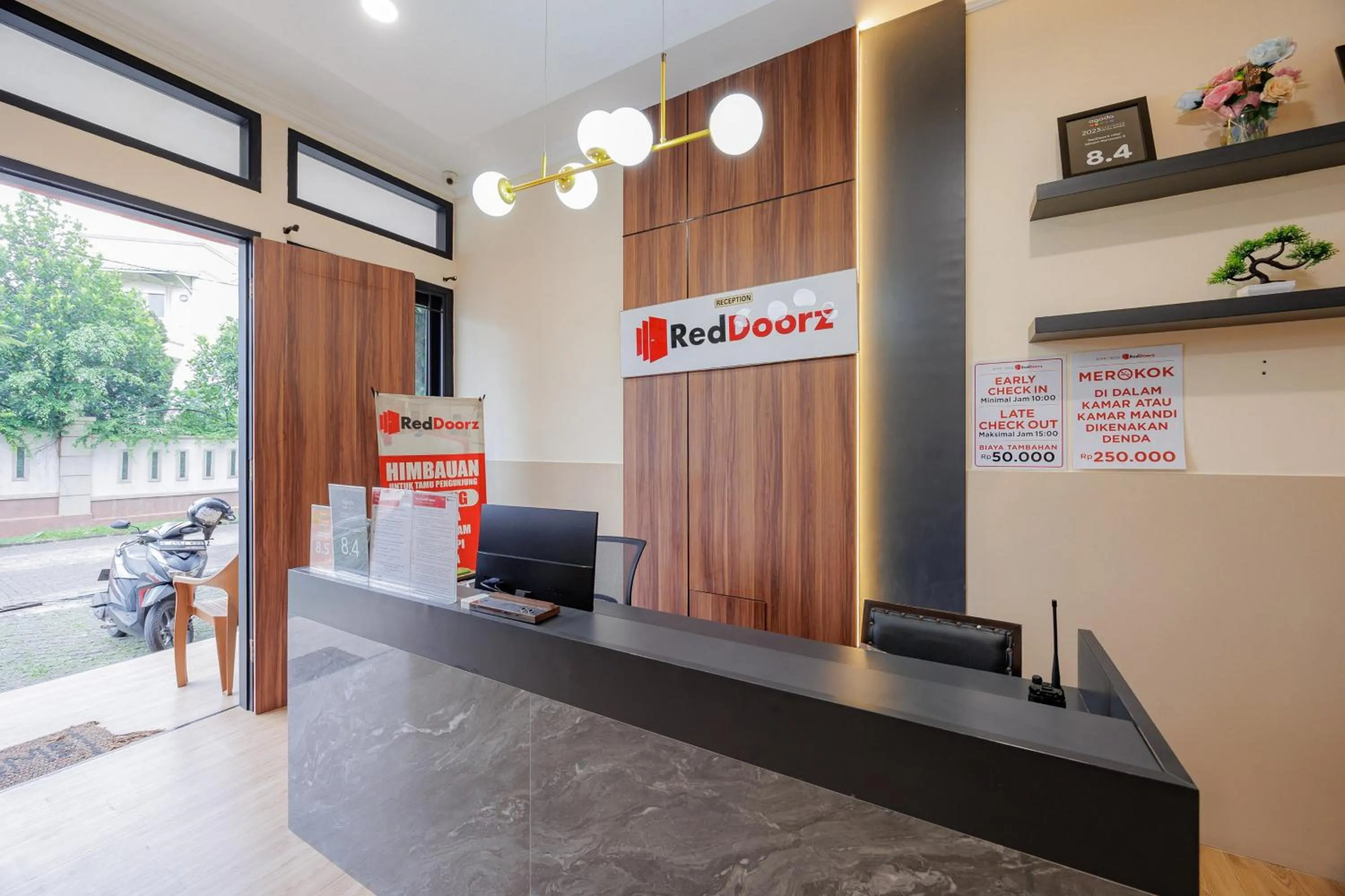 Lobby or reception in RedDoorz near Siloam Karawaci 3