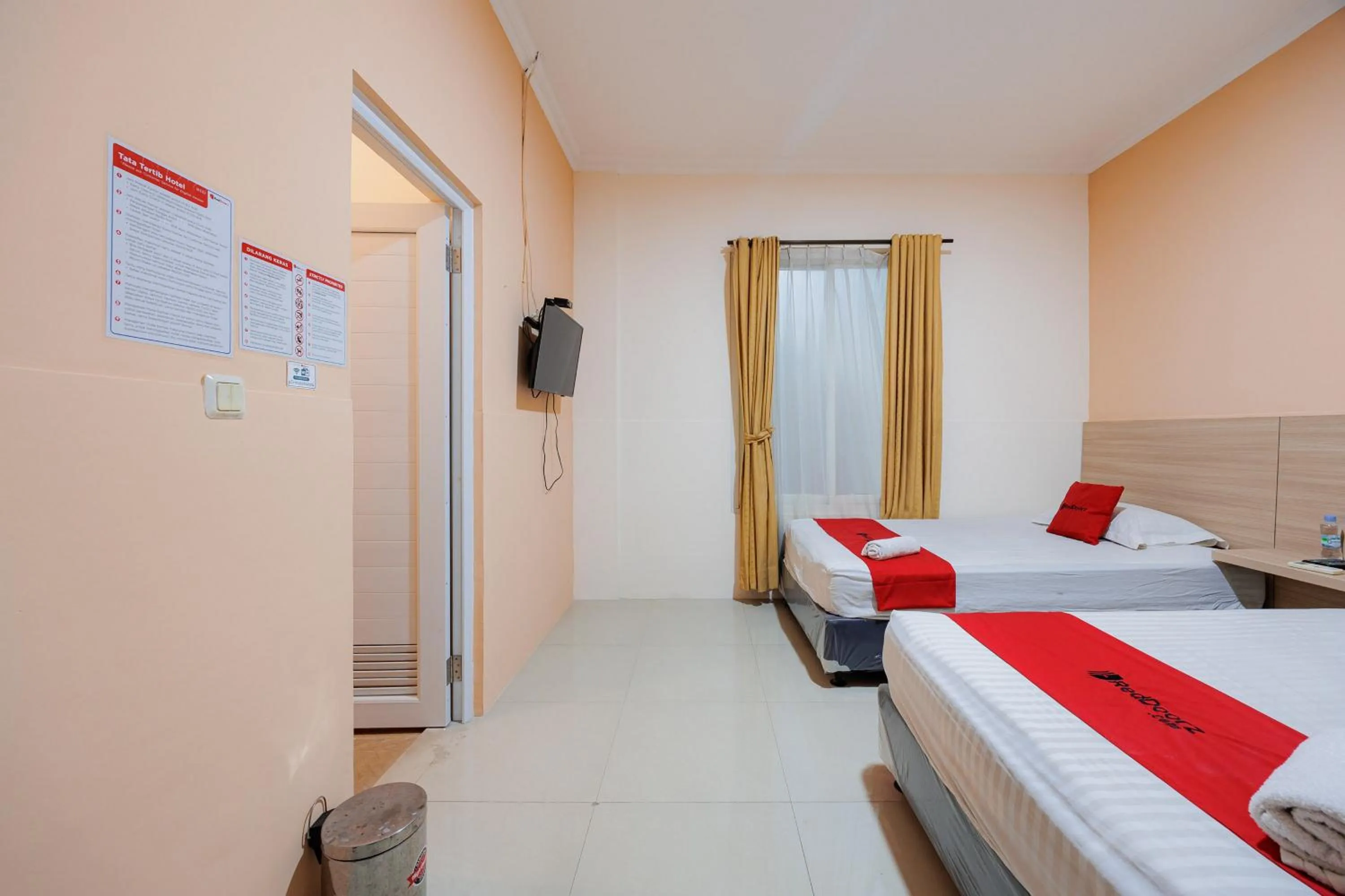 Bedroom, Bed in RedDoorz near Siloam Karawaci 3