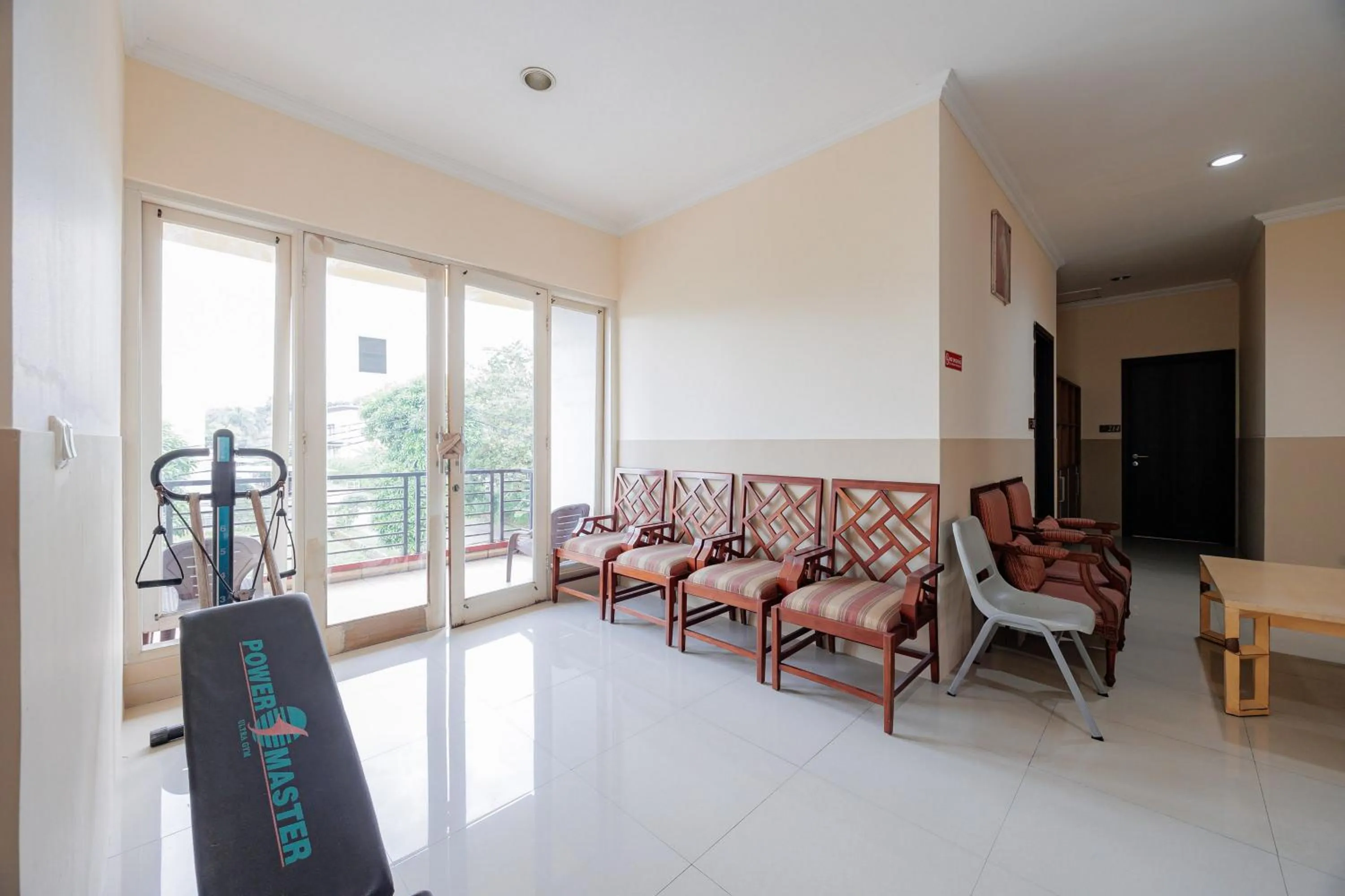 Seating area in RedDoorz near Siloam Karawaci 3