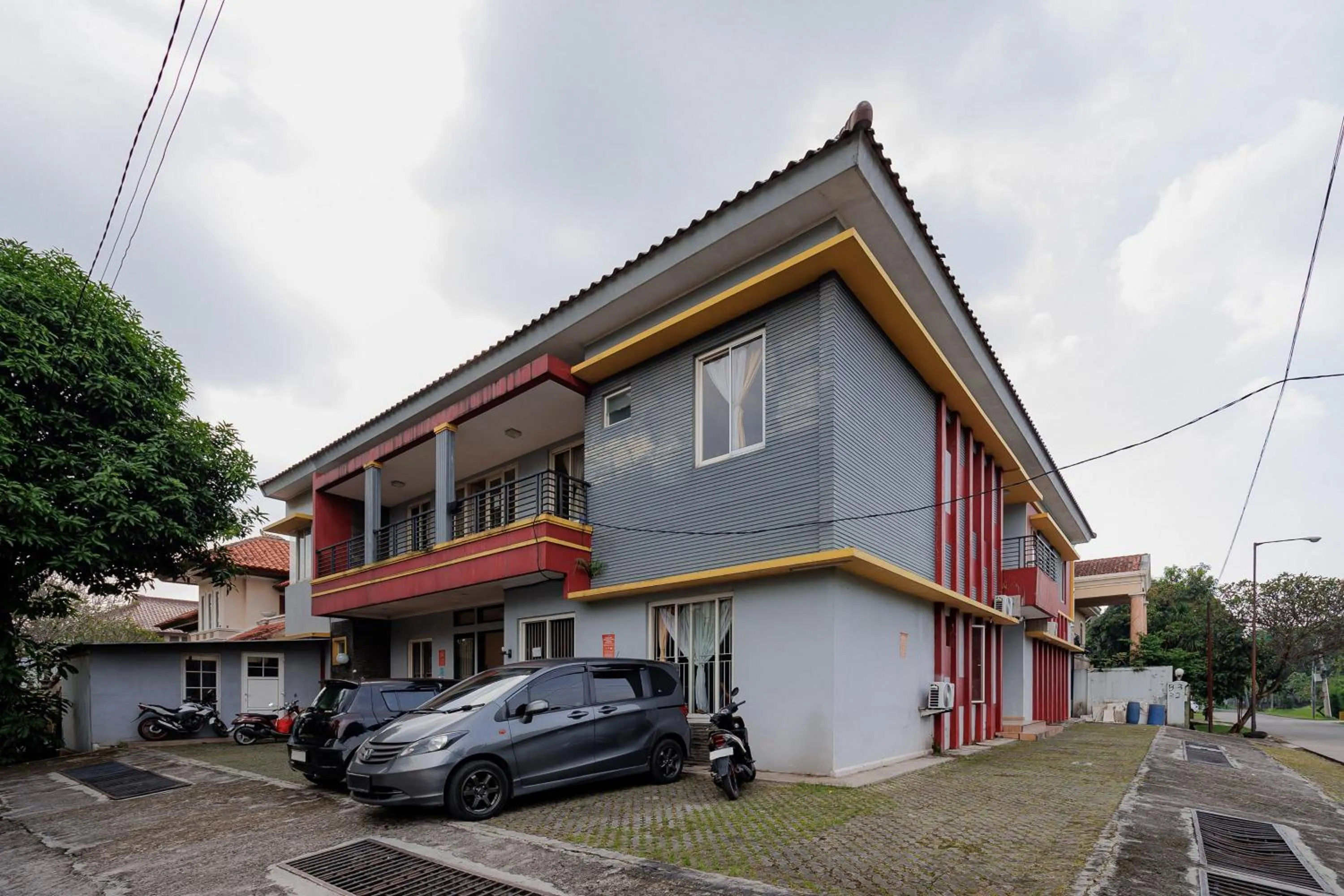 Facade/entrance in RedDoorz near Siloam Karawaci 3