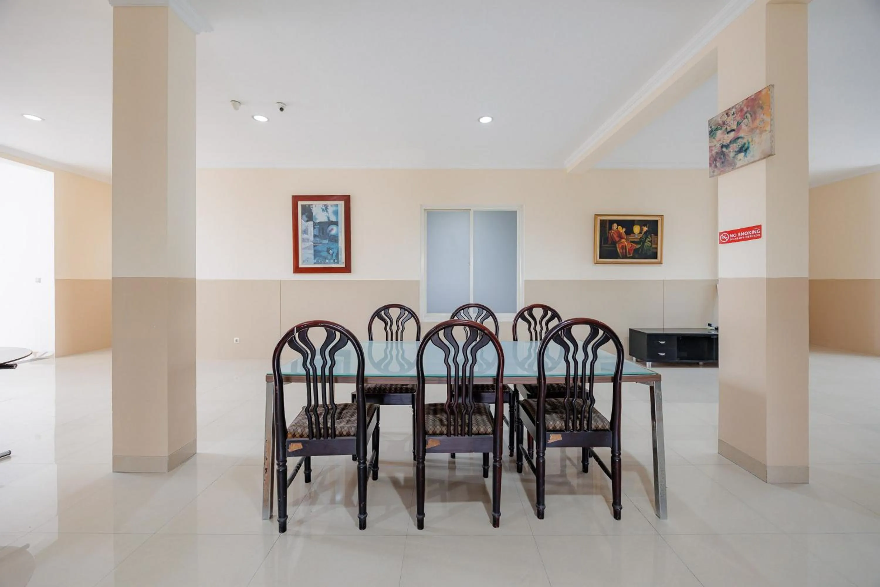 Seating area in RedDoorz near Siloam Karawaci 3