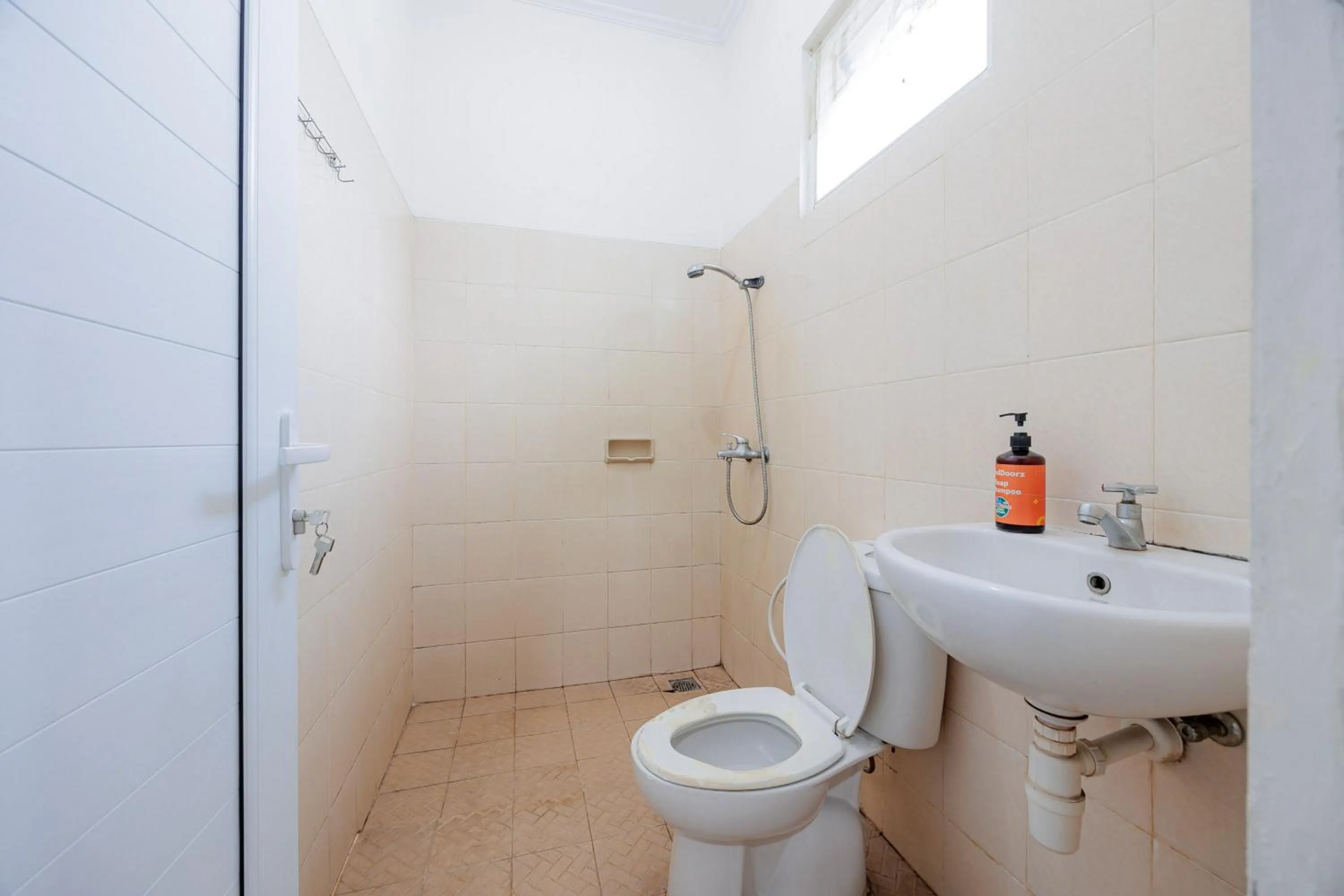 Bathroom in RedDoorz near Siloam Karawaci 3