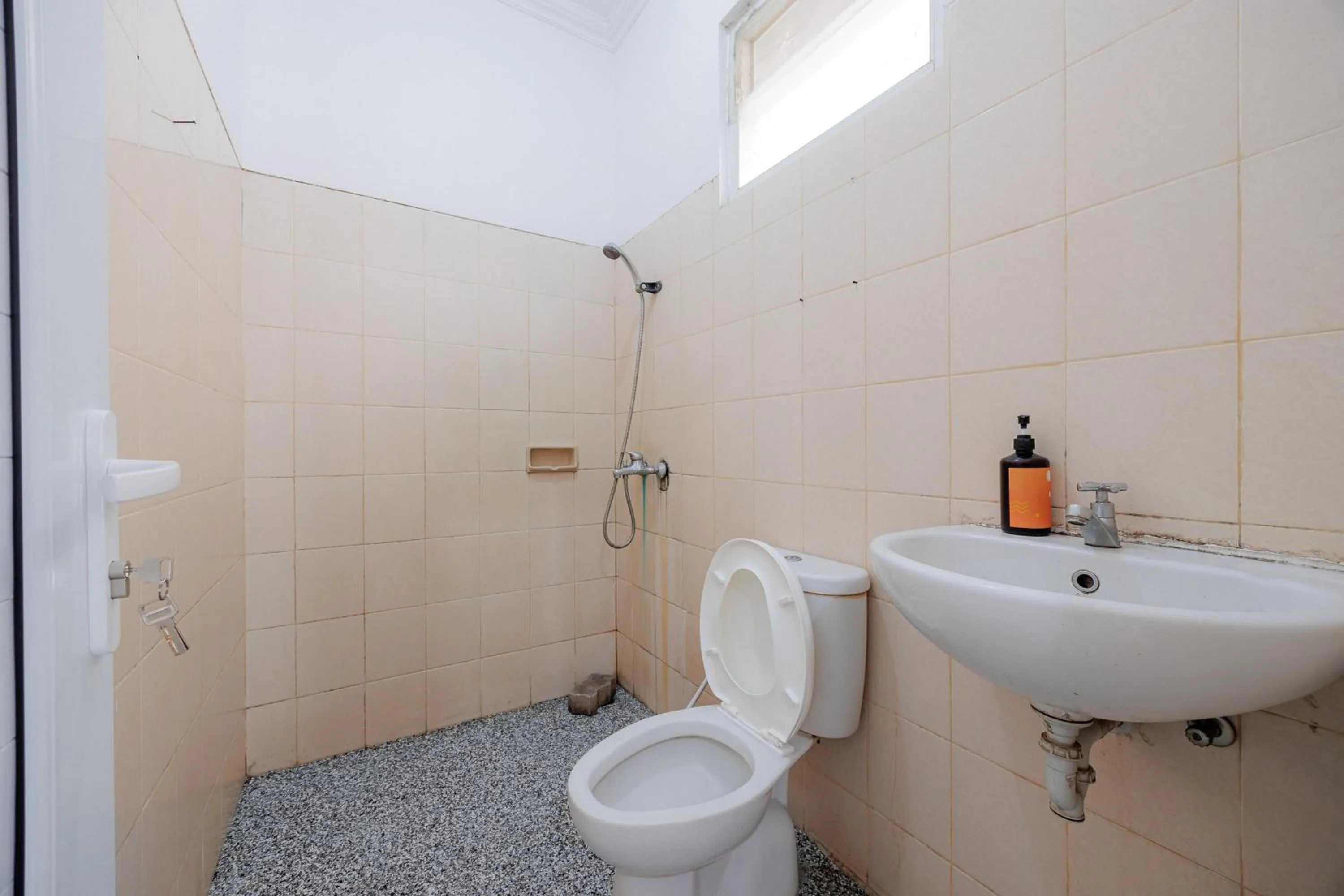 Bathroom in RedDoorz near Siloam Karawaci 3