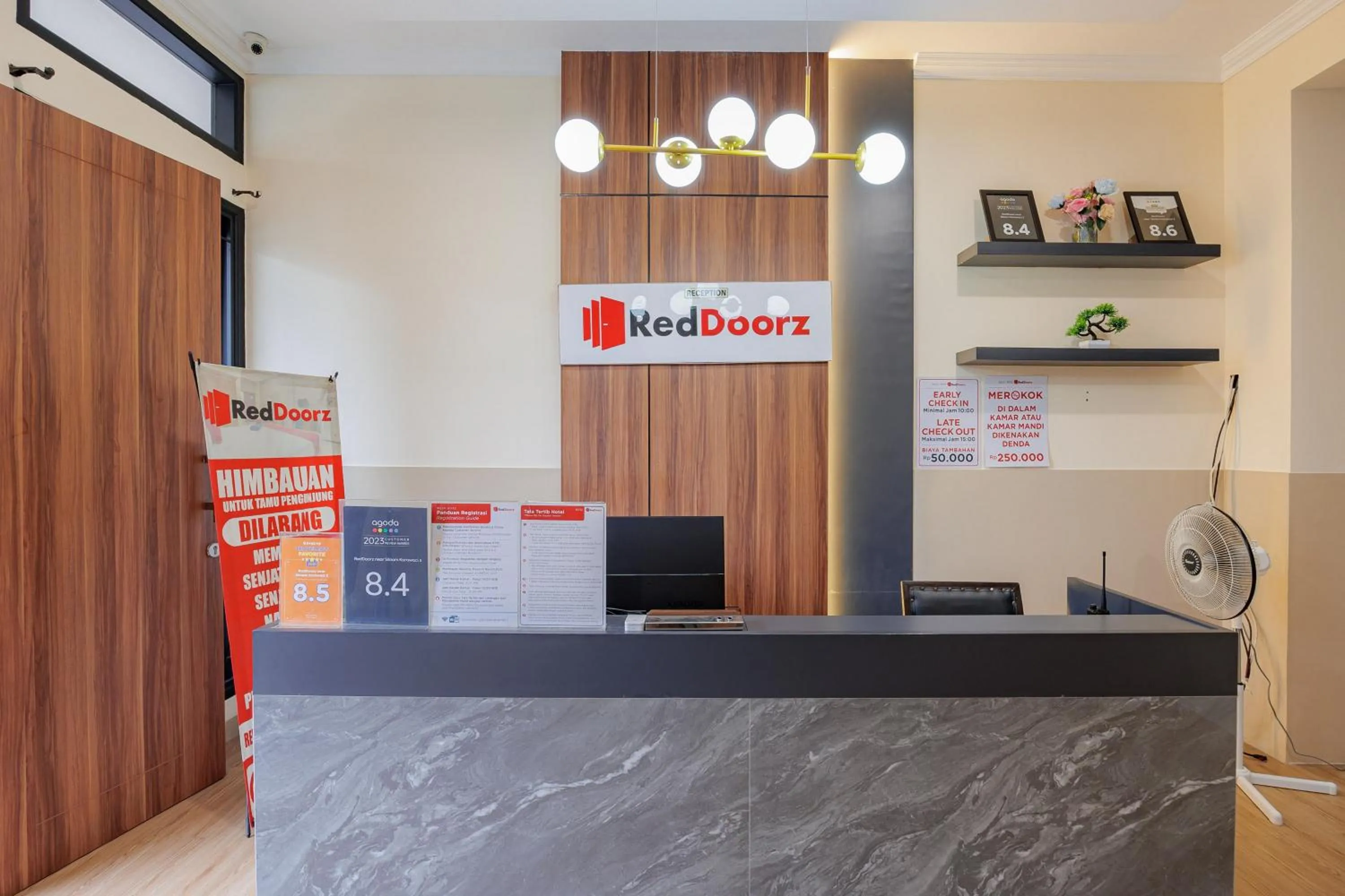 Lobby or reception in RedDoorz near Siloam Karawaci 3
