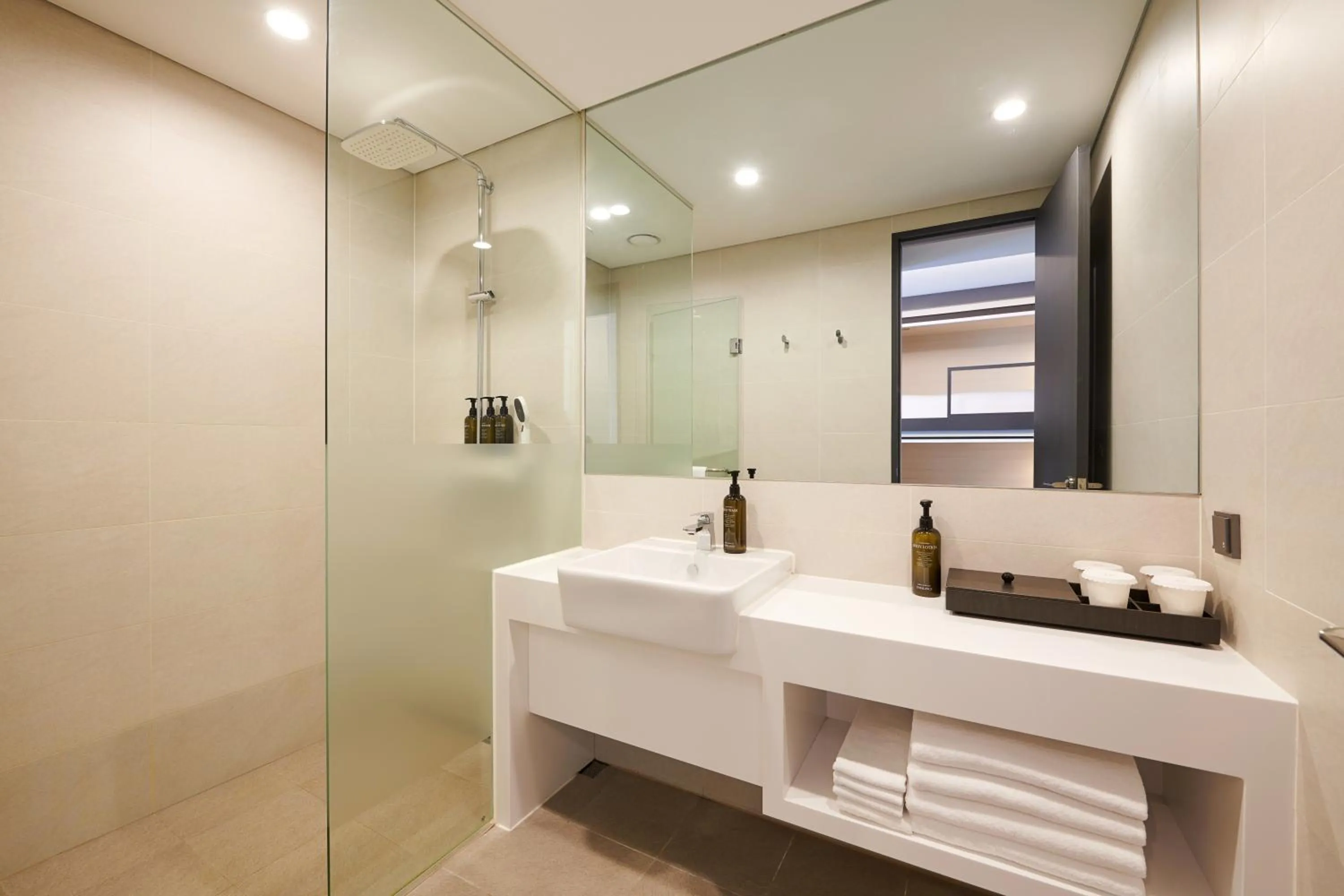 Shower in Nine Tree by Parnas Seoul Dongdaemun