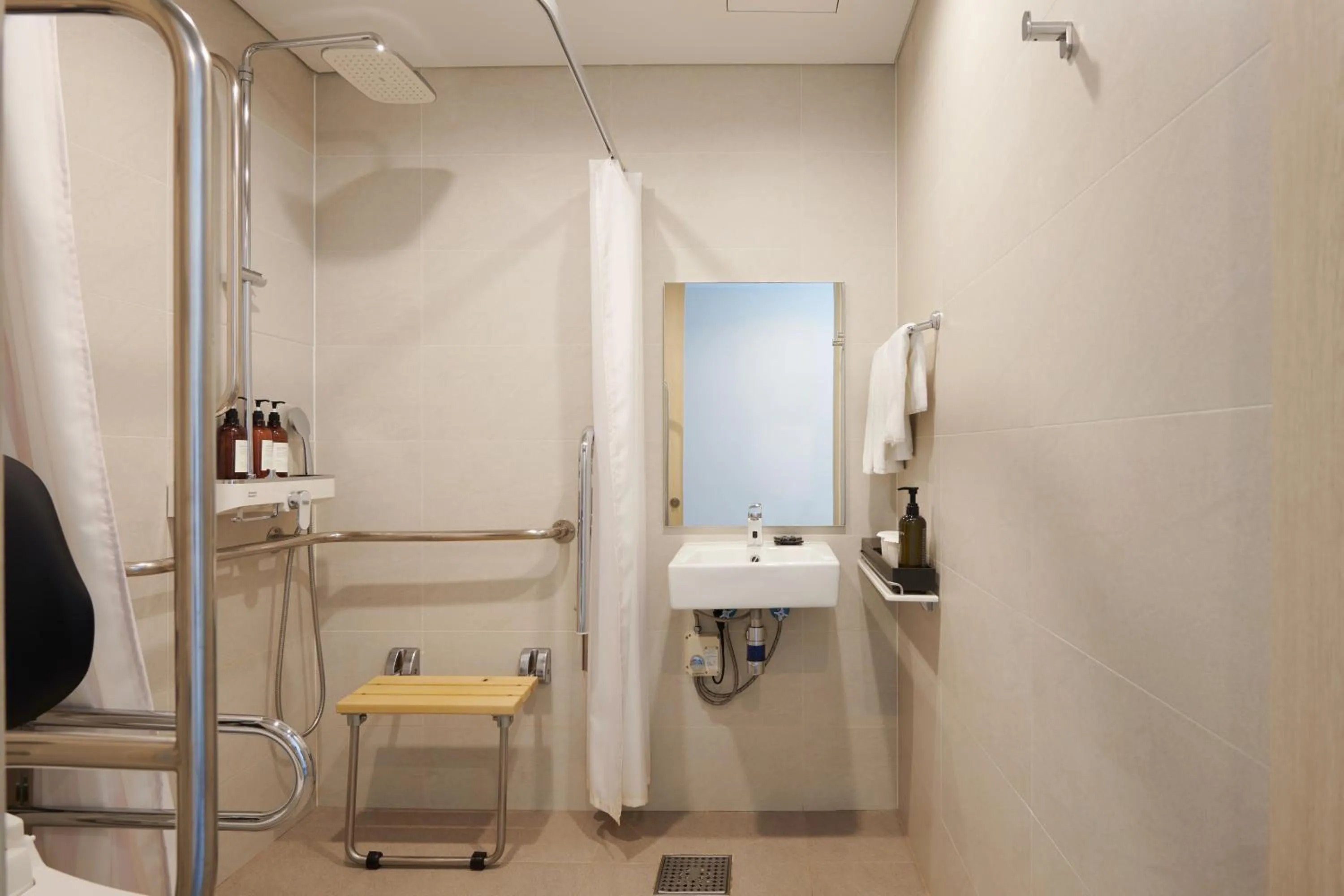 Shower in Nine Tree by Parnas Seoul Dongdaemun