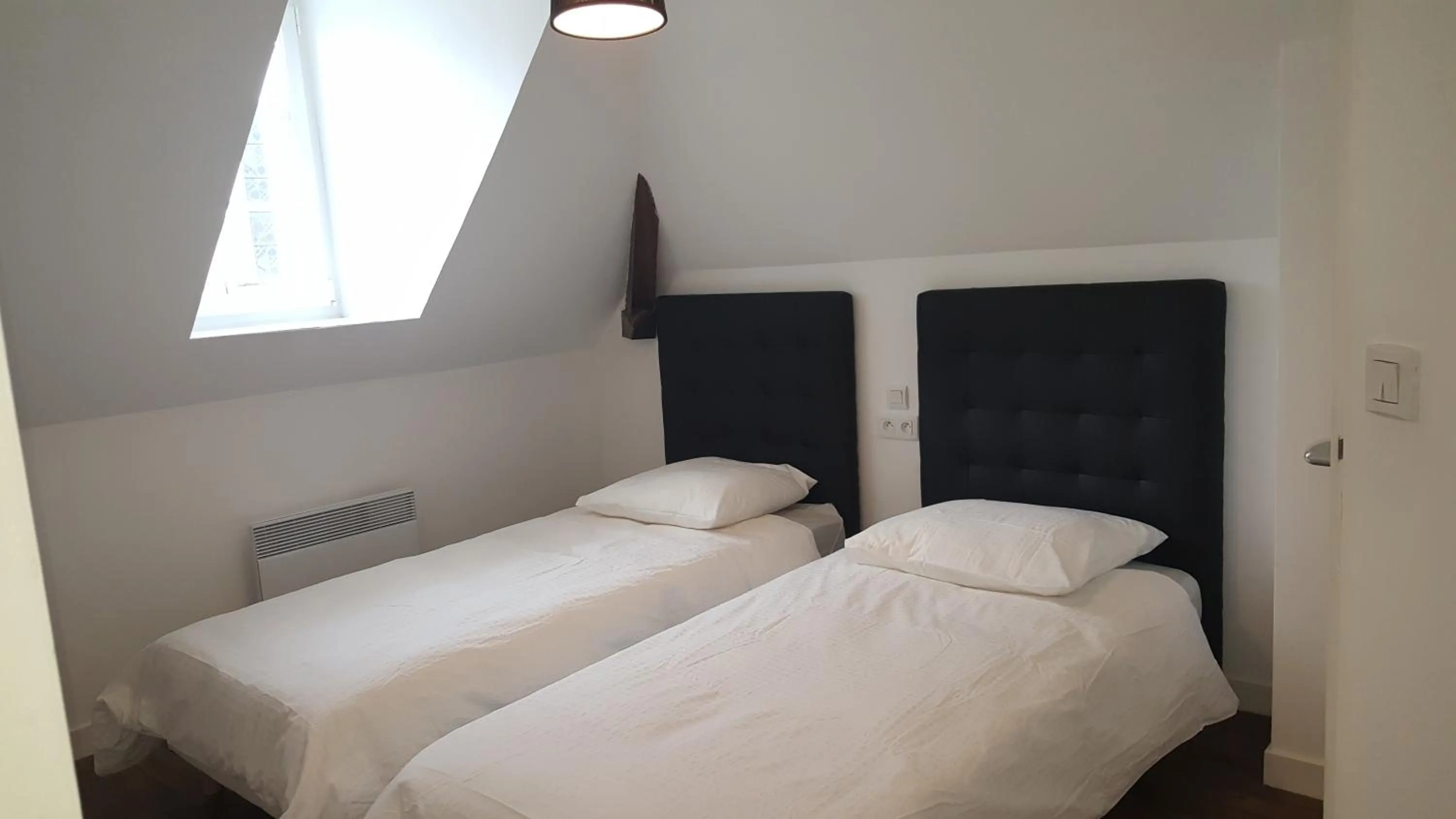 Bedroom, Bed in Au Pigeon Blanc