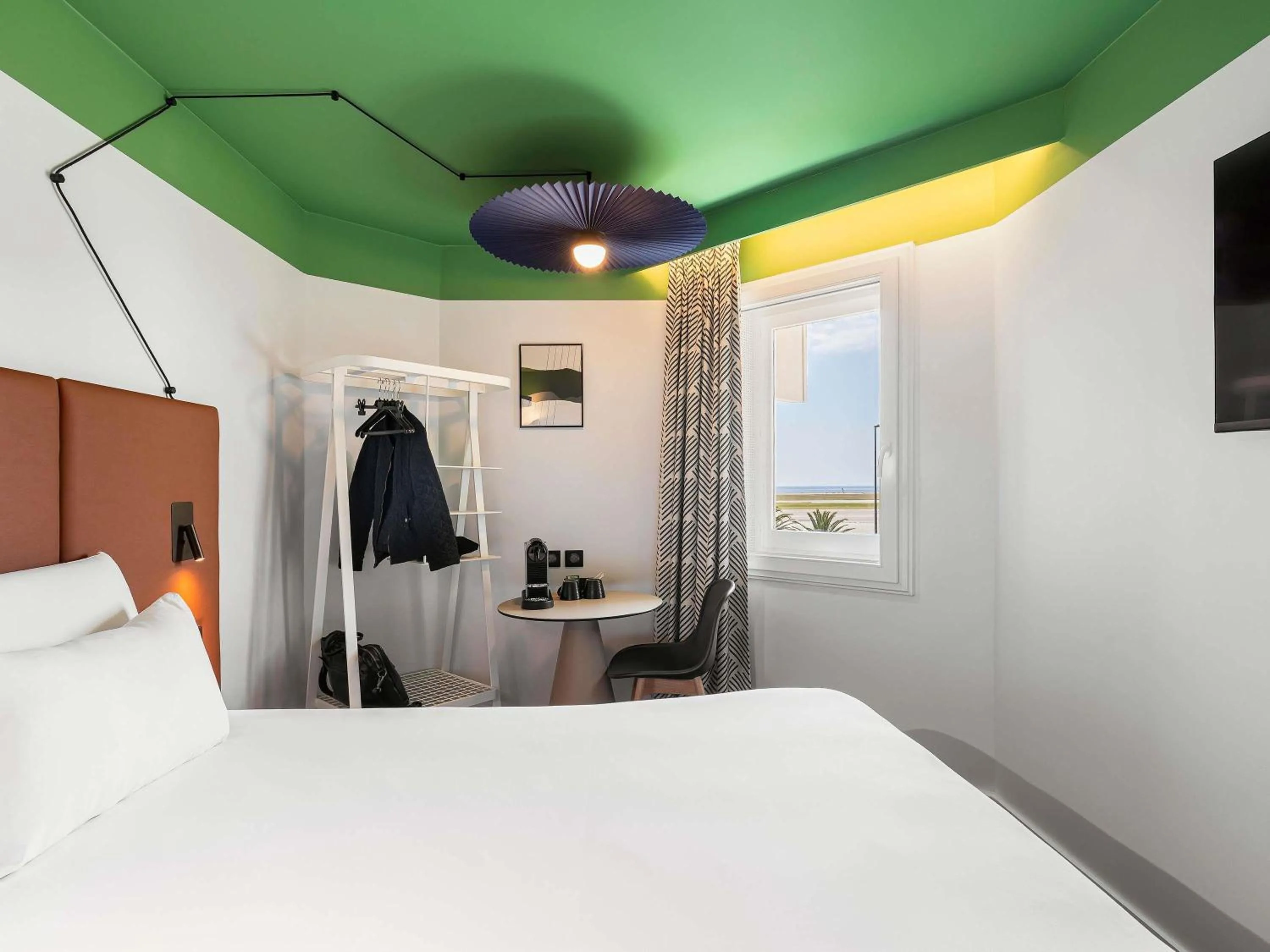 Bedroom, Bed in ibis Nice Aéroport Promenade des Anglais