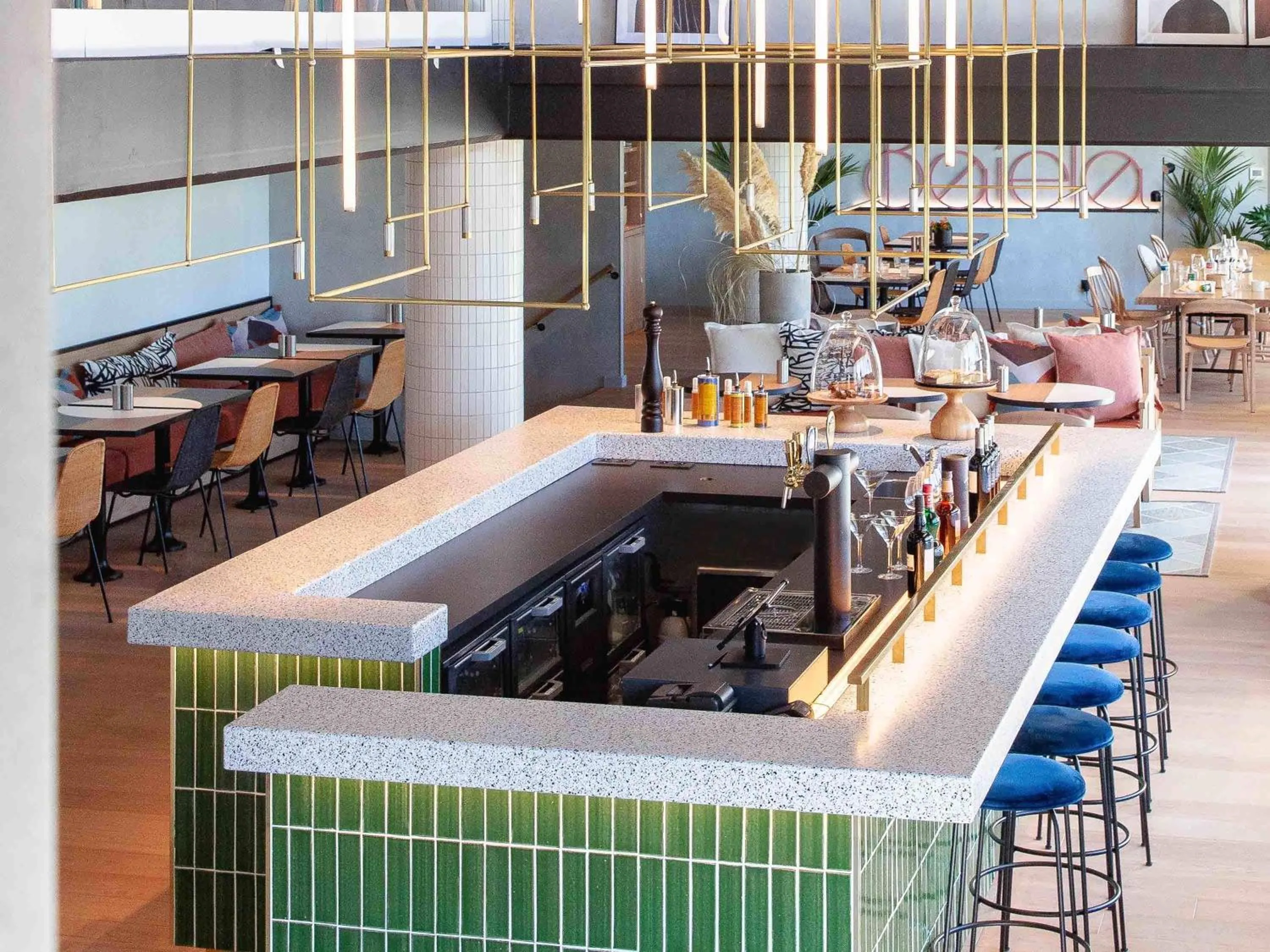 Lounge or bar in ibis Nice Aéroport Promenade des Anglais