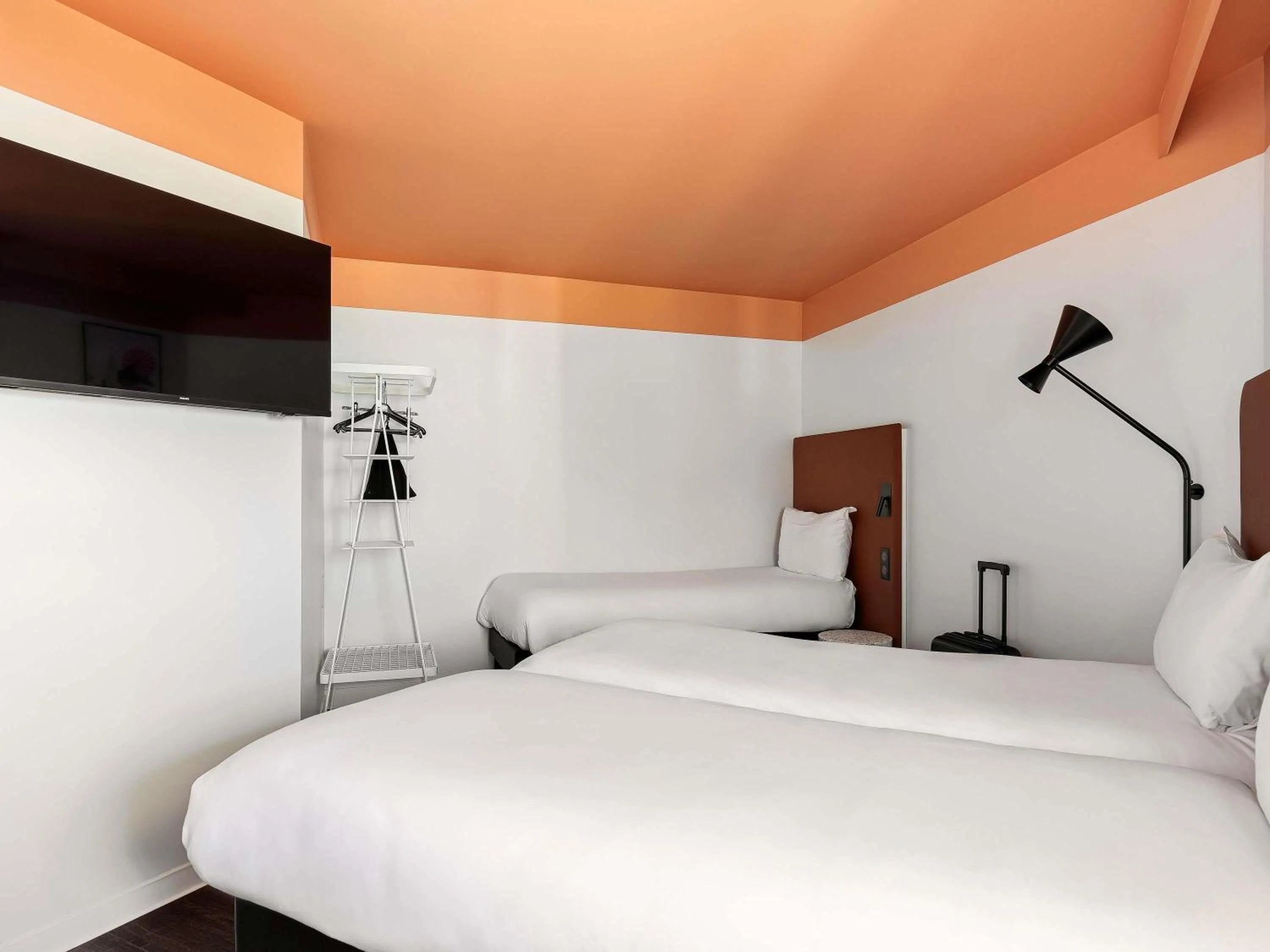 Bedroom, Bed in ibis Nice Aéroport Promenade des Anglais