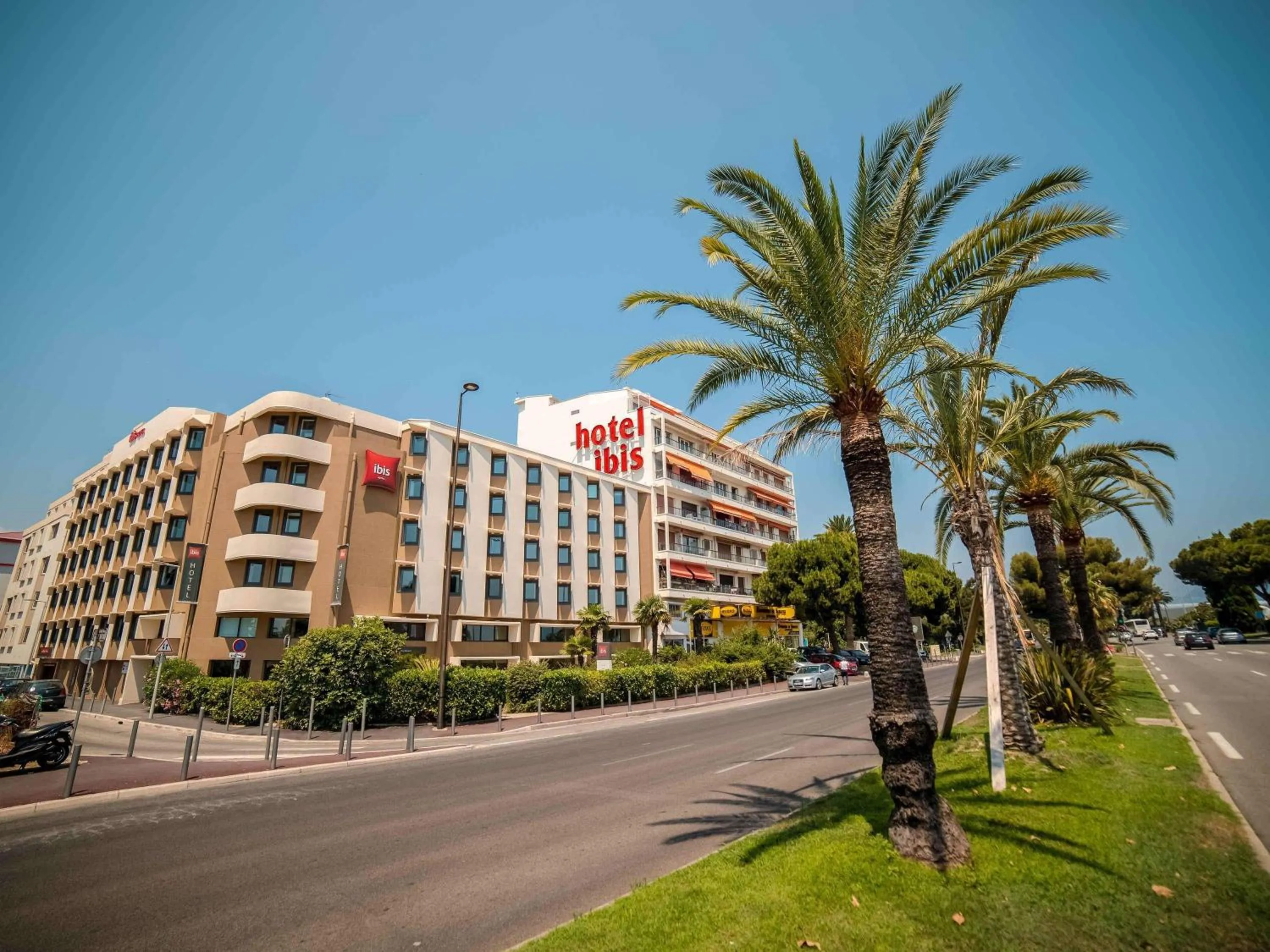 Property building in ibis Nice Aéroport Promenade des Anglais