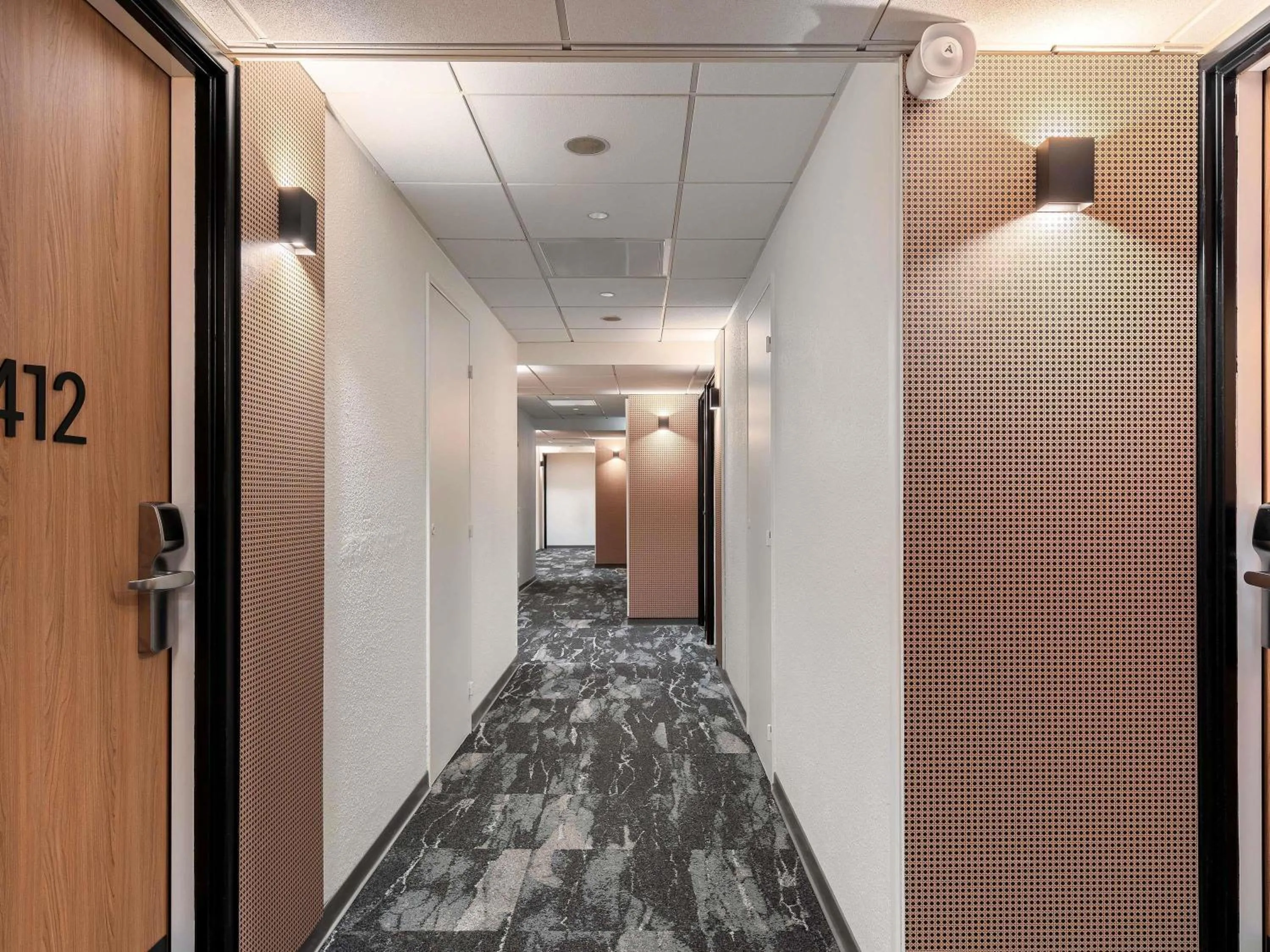 Bedroom in ibis Nice Aéroport Promenade des Anglais