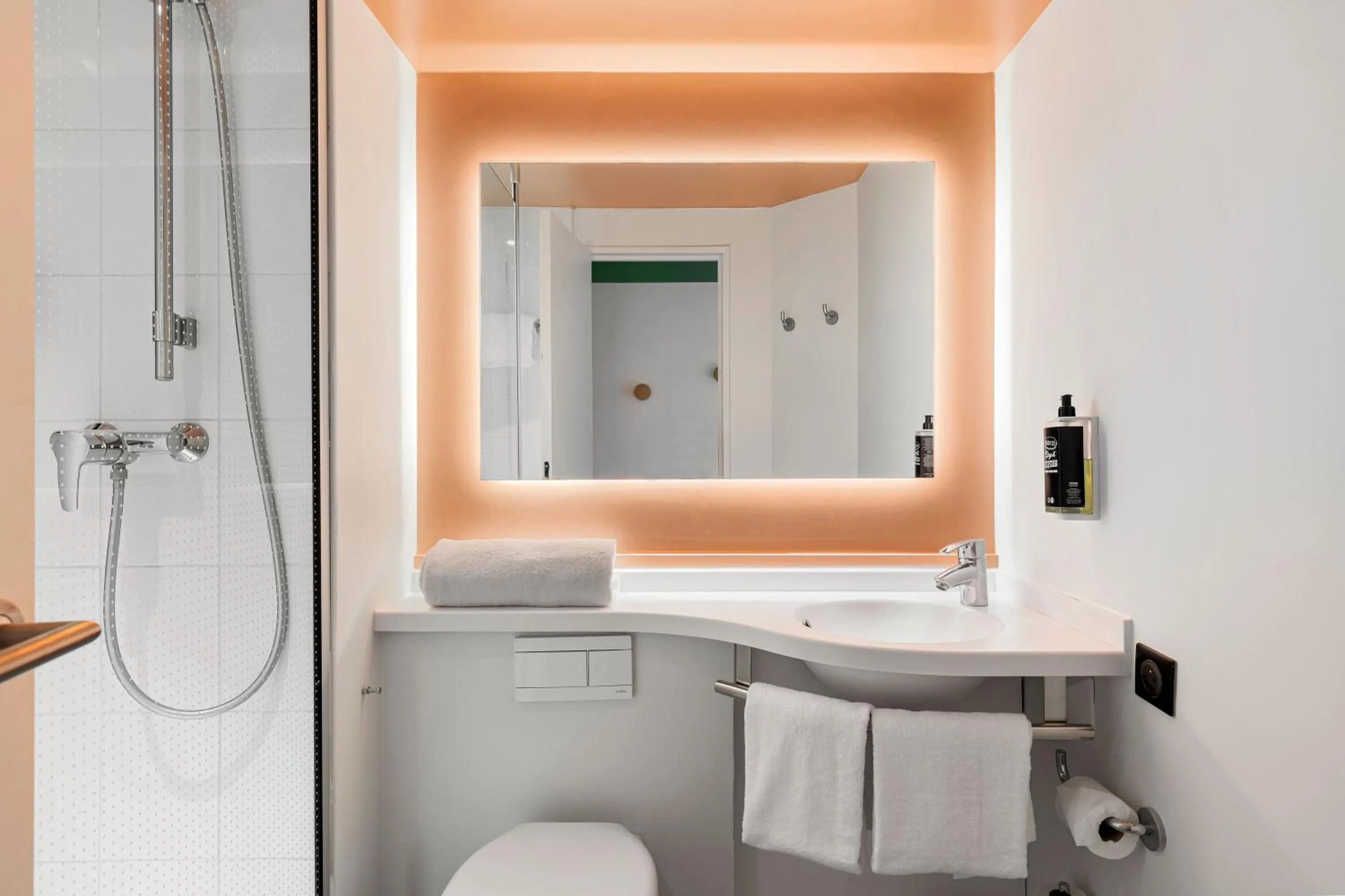 Bathroom in ibis Nice Aéroport Promenade des Anglais