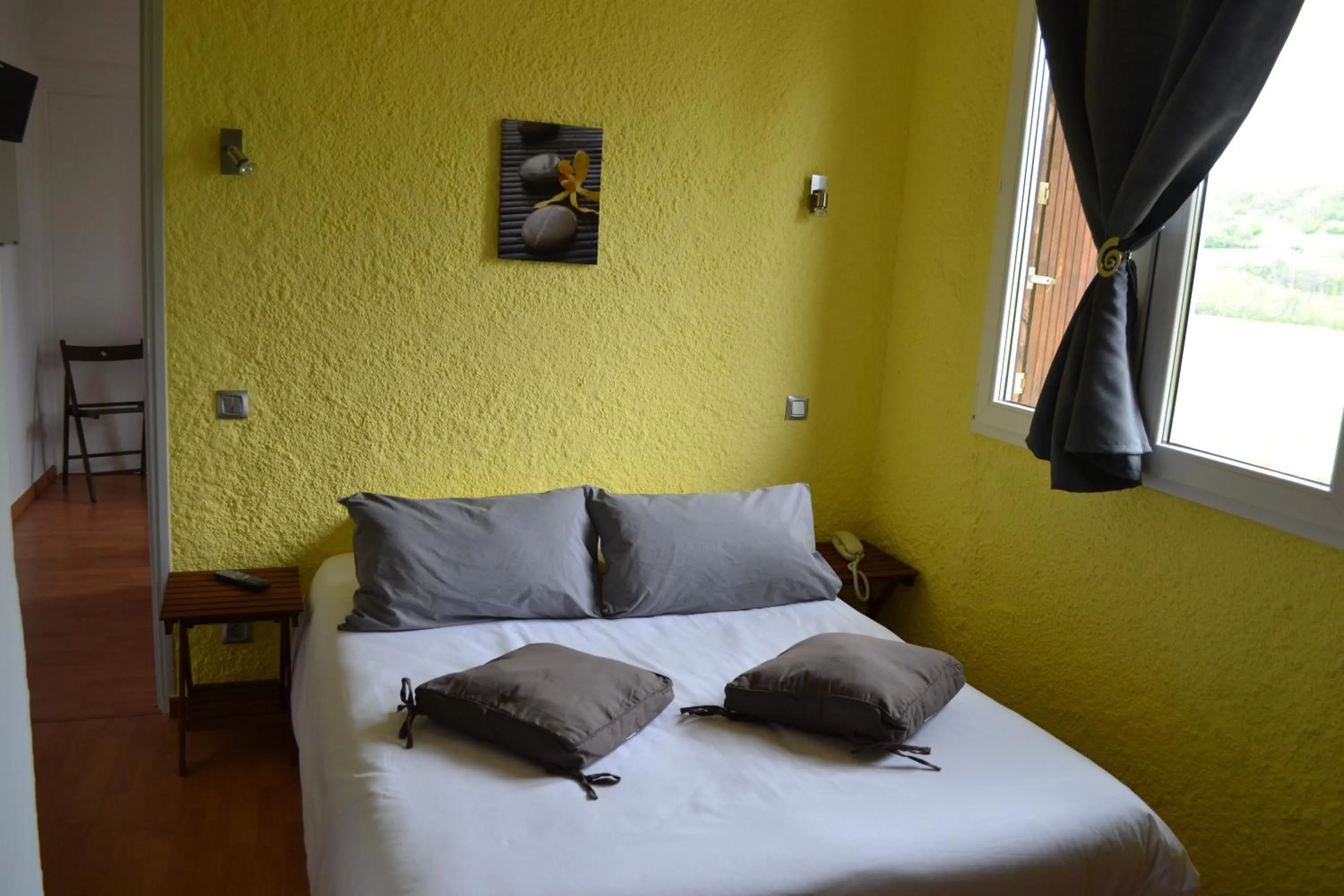 Photo of the whole room in La Tour du Loup