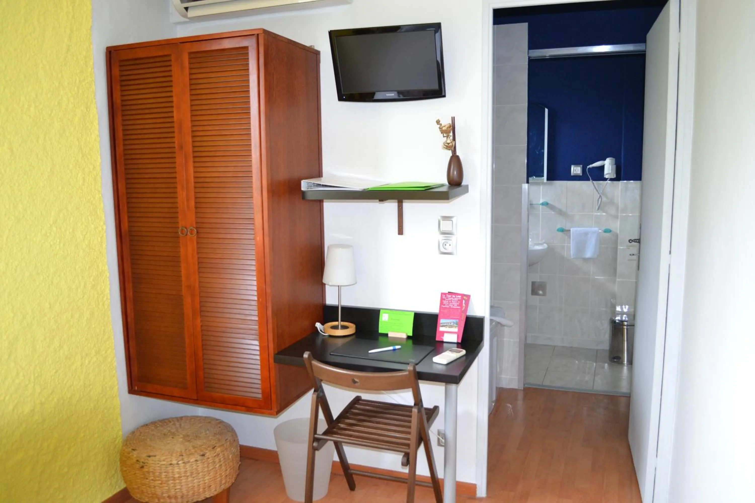 hair dresser, TV/Entertainment Center in La Tour du Loup