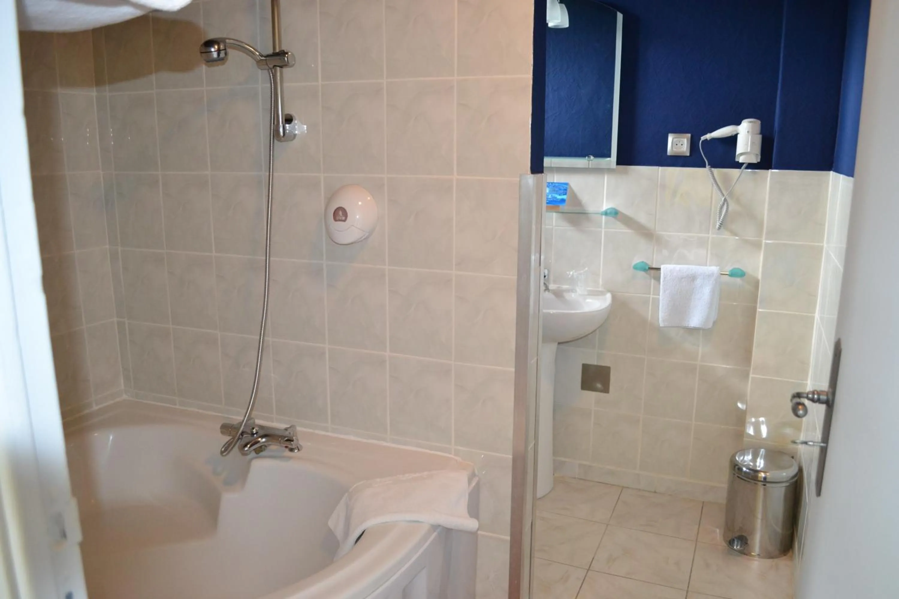 Bathroom in La Tour du Loup