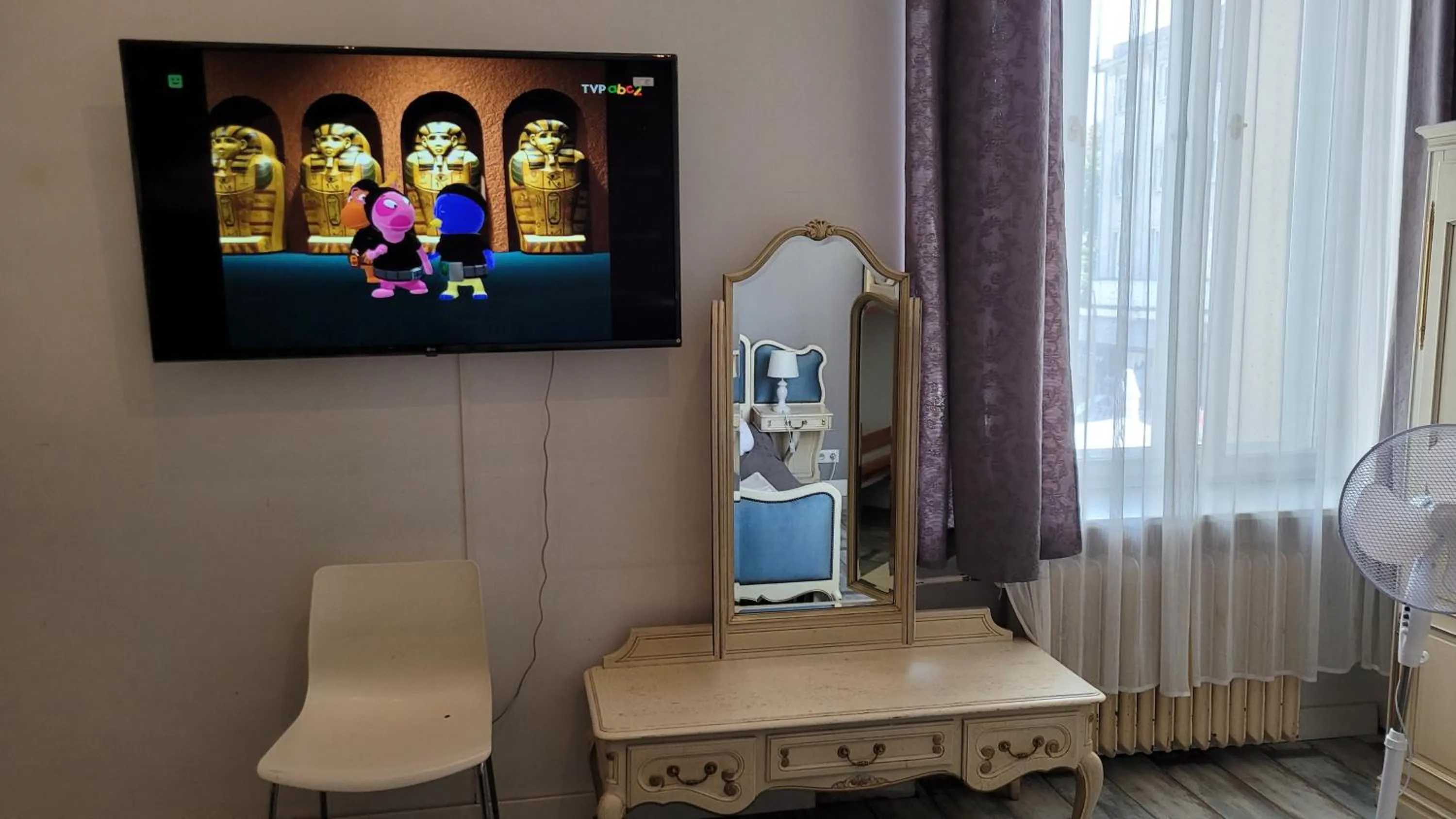 TV and multimedia in Chmielna 5 Rooms & Apartments