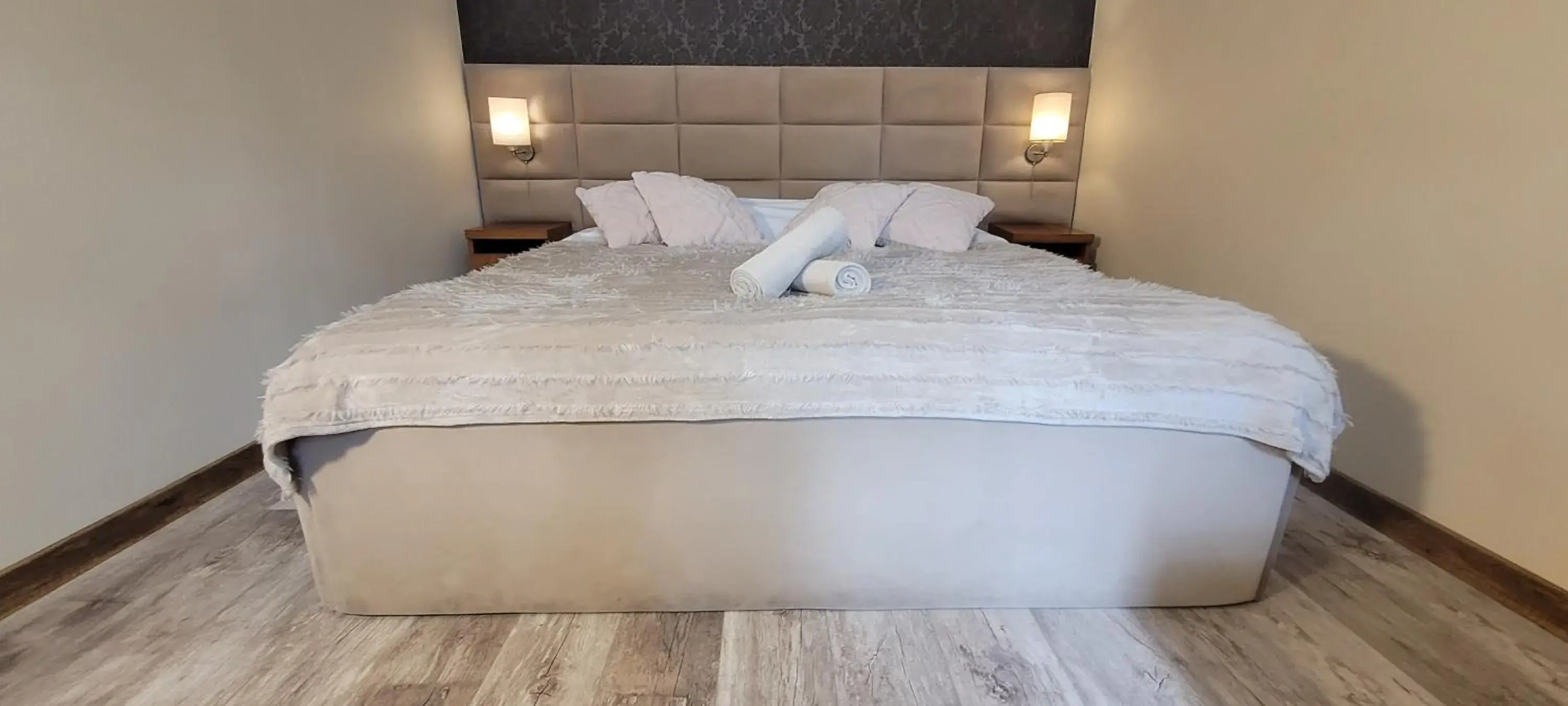 Double Room with Shared Bathroom in Chmielna 5 Rooms & Apartments Double Room with Shared Bathroom in Chmielna 5 Rooms & Apartments