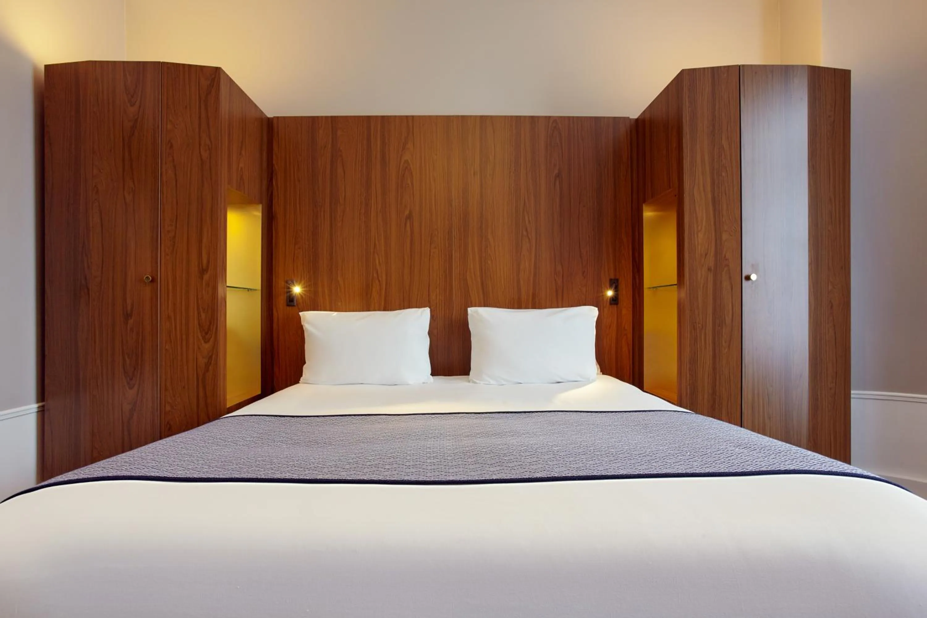 Bed in Holiday Inn Paris - Gare de Lyon Bastille by IHG