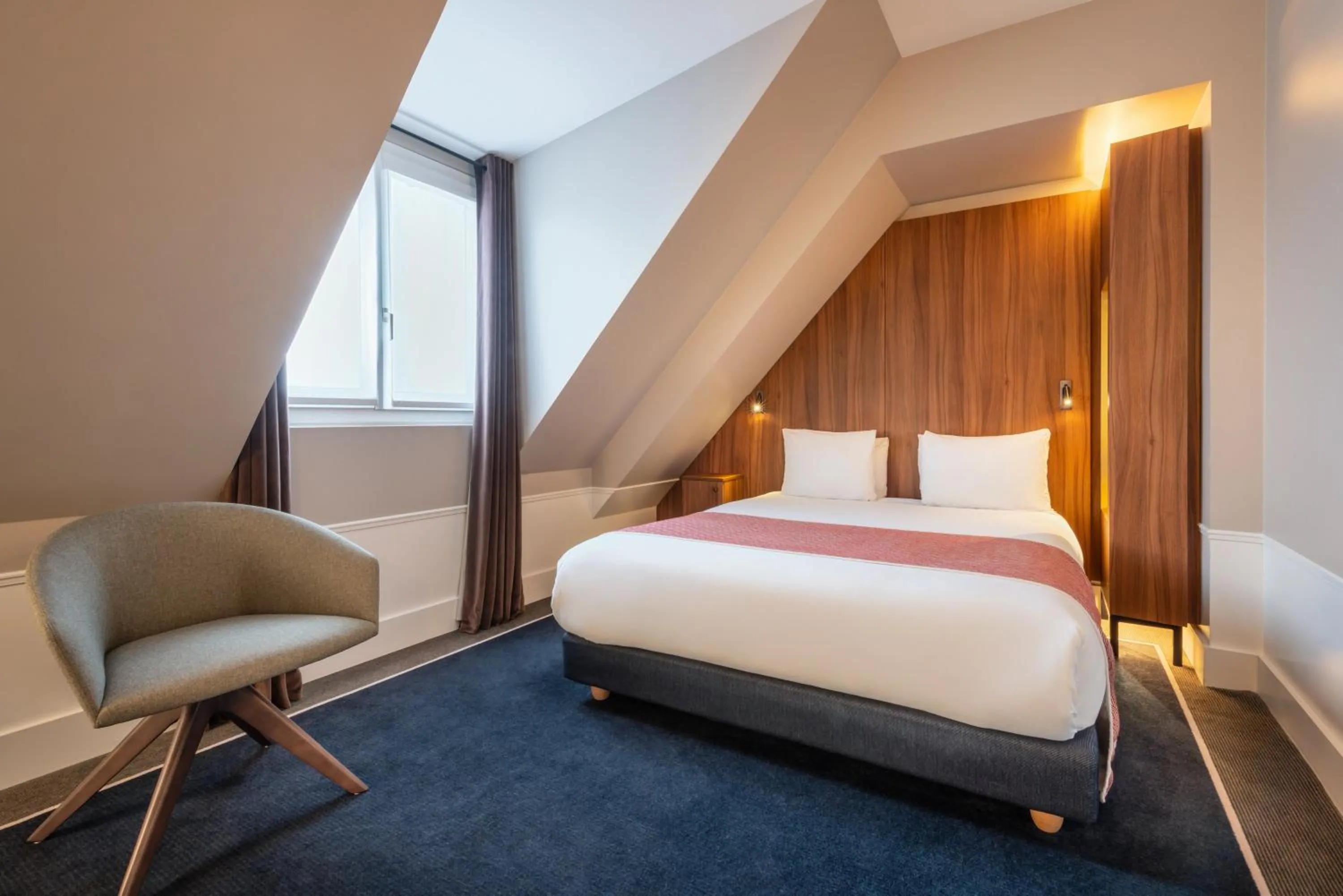 Photo of the whole room, Bed in Holiday Inn Paris - Gare de Lyon Bastille by IHG
